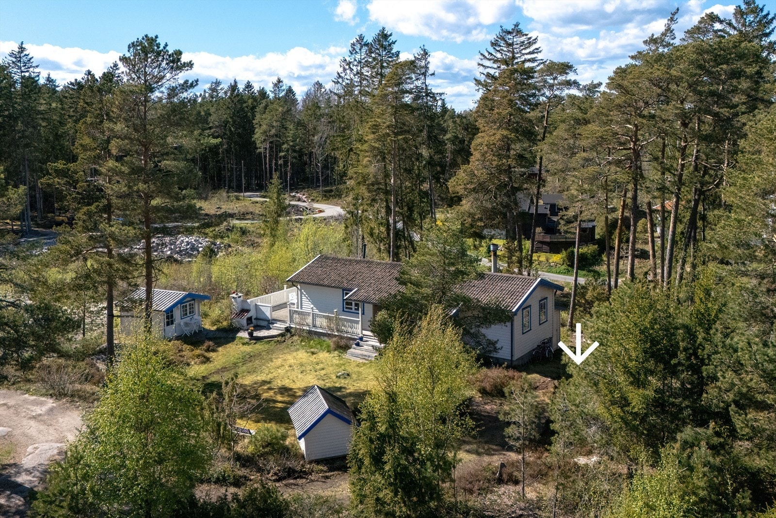 Det er bilvei helt frem til hytta, og plass for parkering. Galleribilde