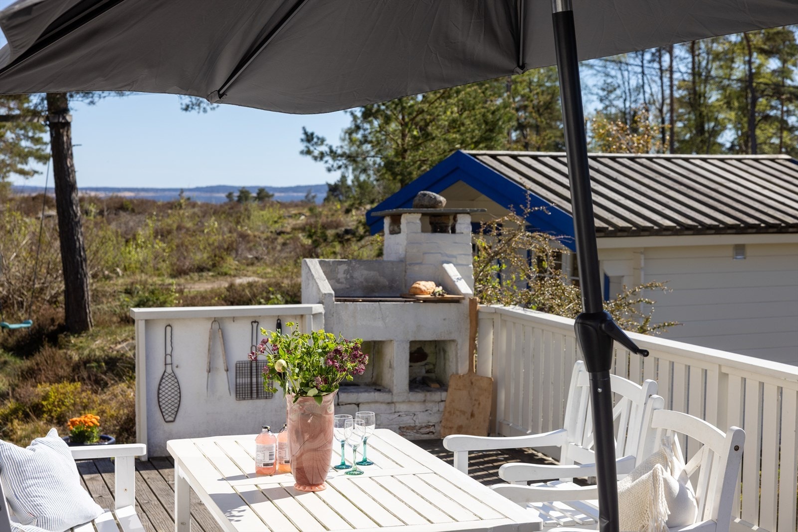 Terrassens oppmurte peis er et supplement til utemåltidene- og ikke minst kveldskos Galleribilde