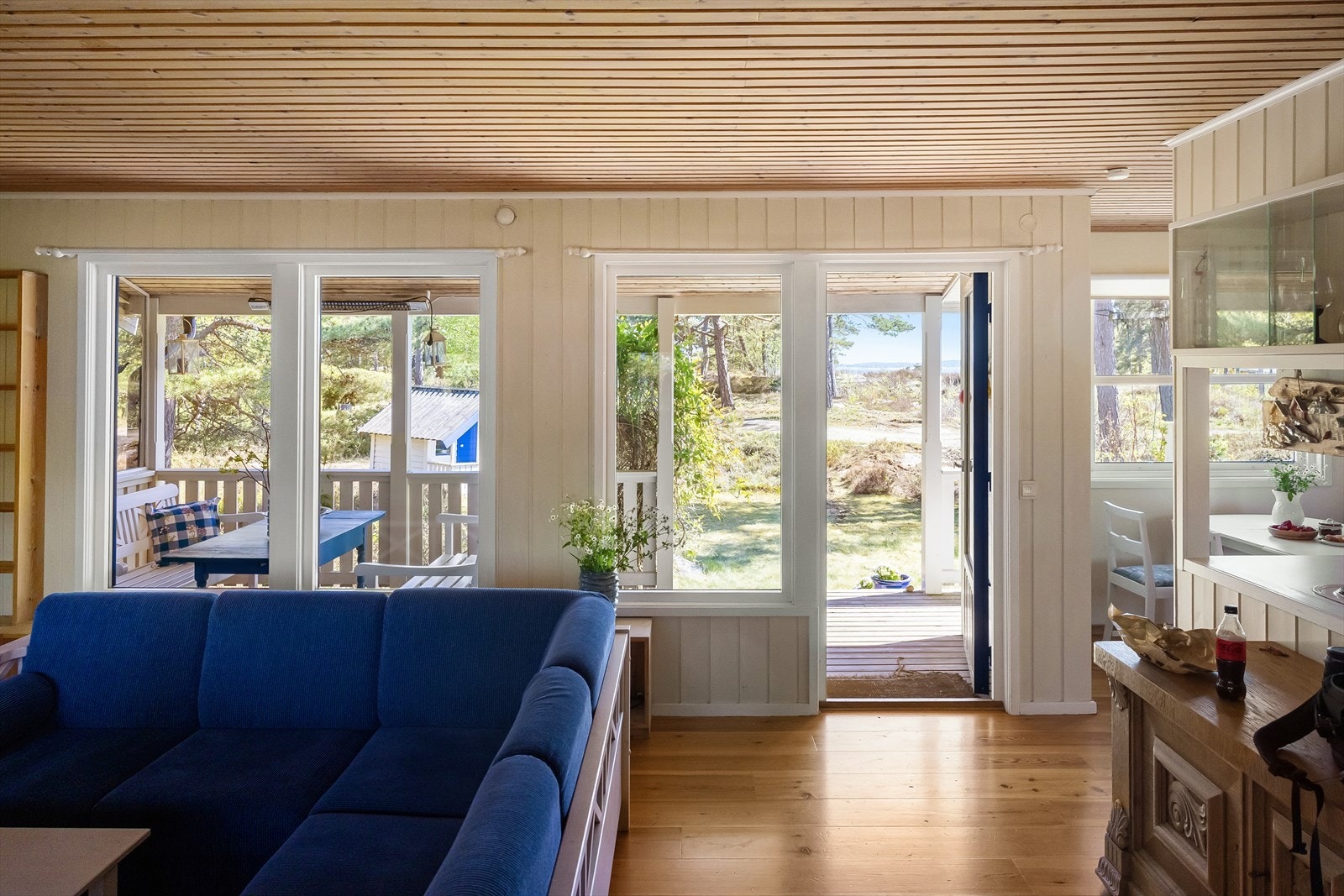 I dagligstuen har du god plass til sofaer og godstoler, og peisovn i hjørnet sprer hyggelig varme når det er litt kjølig om kvelden.
Store vinduer, spesielt langs sørveggen, gjør dette til et lyst og behagelig oppholdsrom. Galleribilde