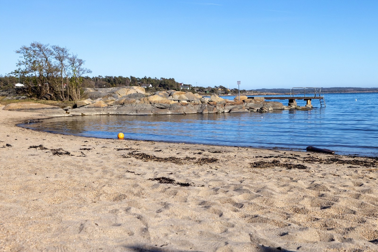 Like nedenfor hytta finner du en badestrand og brygge ved Stensvik badeplass _ en flott, barnevennlig badestrand der du kan tilbringe sommerdagene. Galleribilde