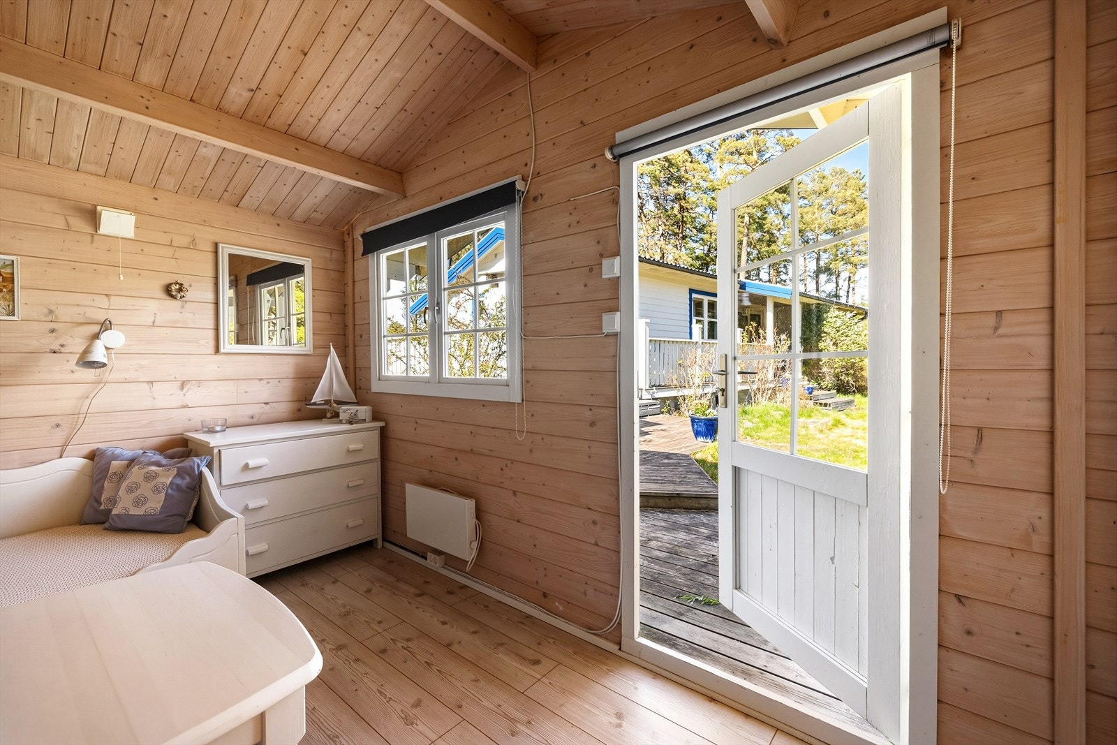 Annekset står litt bortenfor huset og gir ekstra sengeplasser til gjester. Det har et tredekke, en terrassebro, hele veien bort til hovedhuset, så man kan gå tørrskodd til og fra. Galleribilde