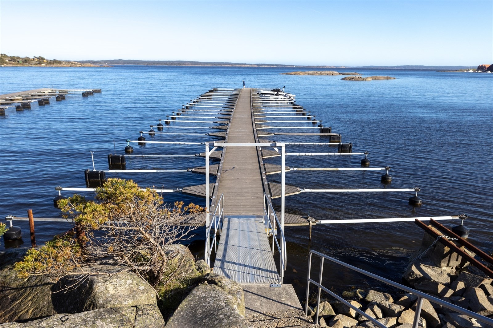Det følger båtplass med eiendommen og fritidsbåt er å anbefale, for da får du fullt utbytte av skjærgården, og du kan dra på utflukter til Hvaler, Strømtangen fyr og Hankø. Galleribilde