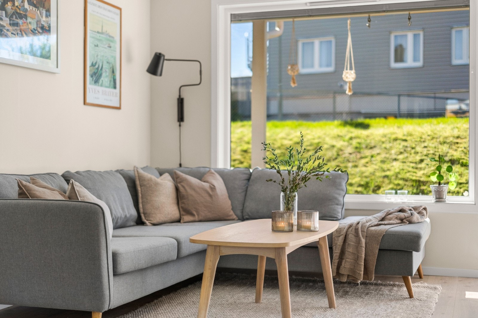 Store vindusflater og utgang til terrassen gir en lys og luftig atmosfære. Galleribilde