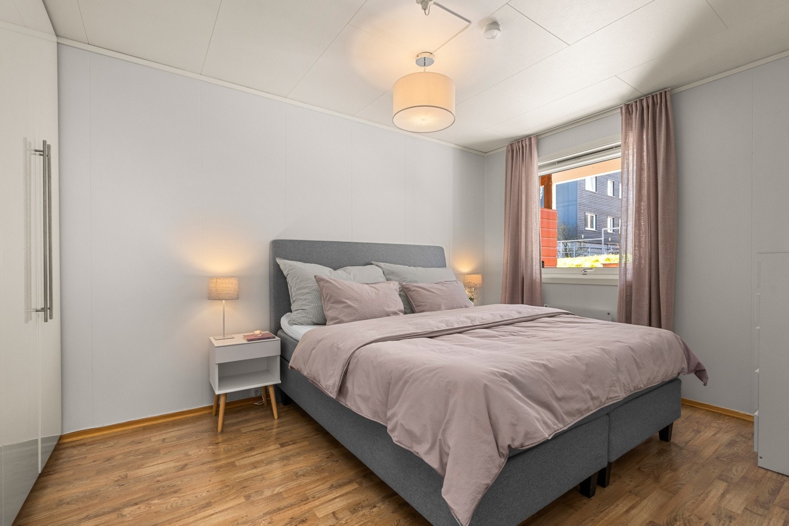 Hovedsoverommet har god plass til dobbeltseng og har parkett på gulvet. Galleribilde