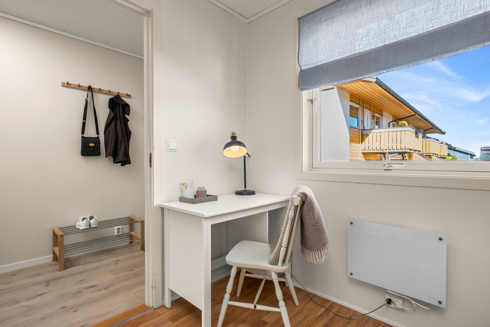 Koselig arbeidskrok med rikelig lysinnslipp. Galleribilde
