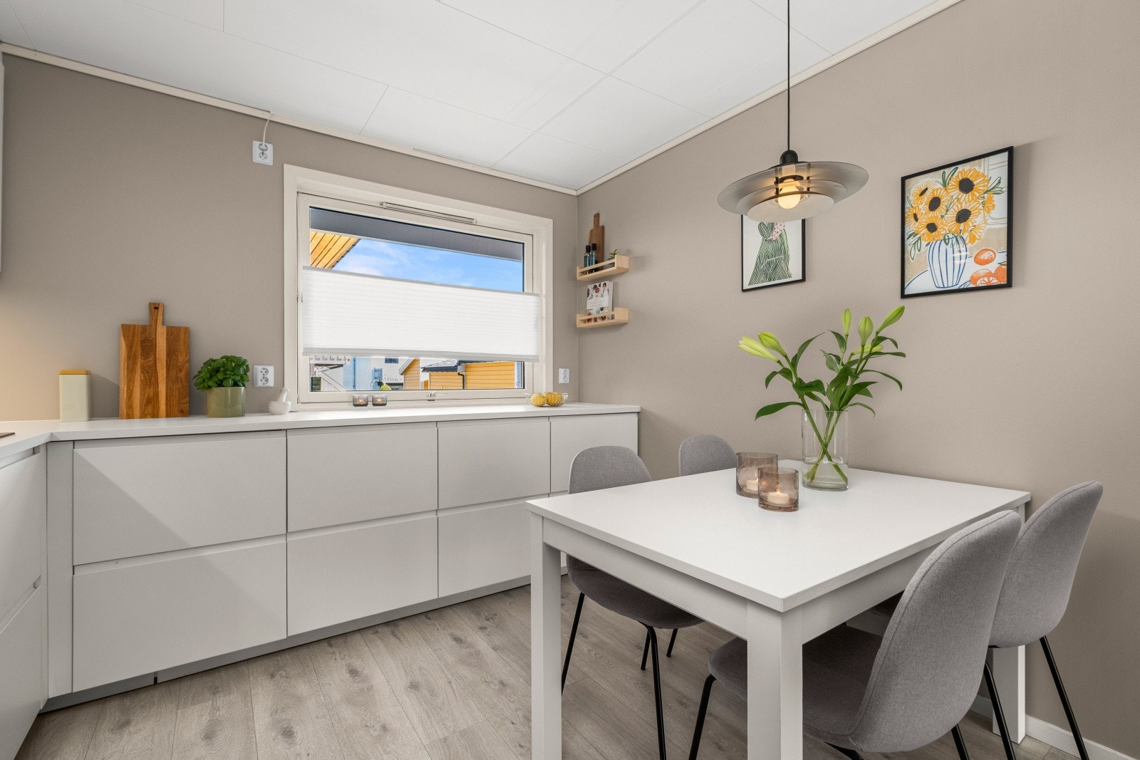 Kjøkkenet har en hyggelig spiseplass ved vinduet. Galleribilde