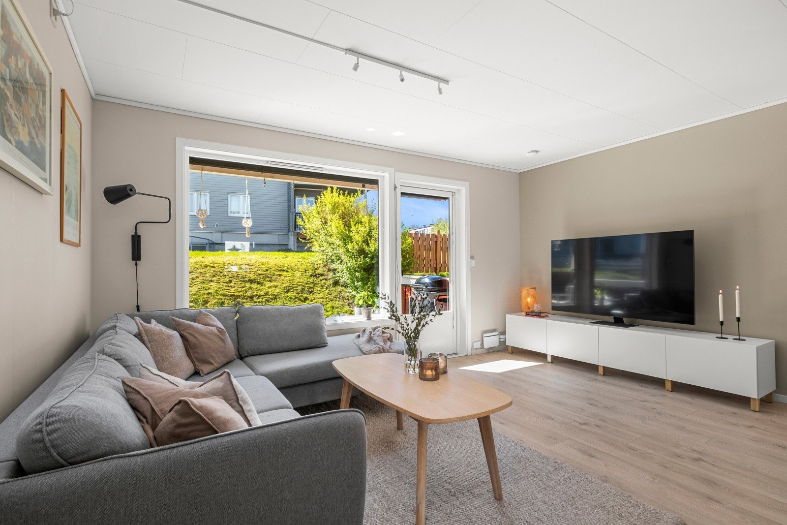 Fra stuen er det utgang til en romslig og skjermet uteplass, en herlig forlengelse av boligen. Galleribilde