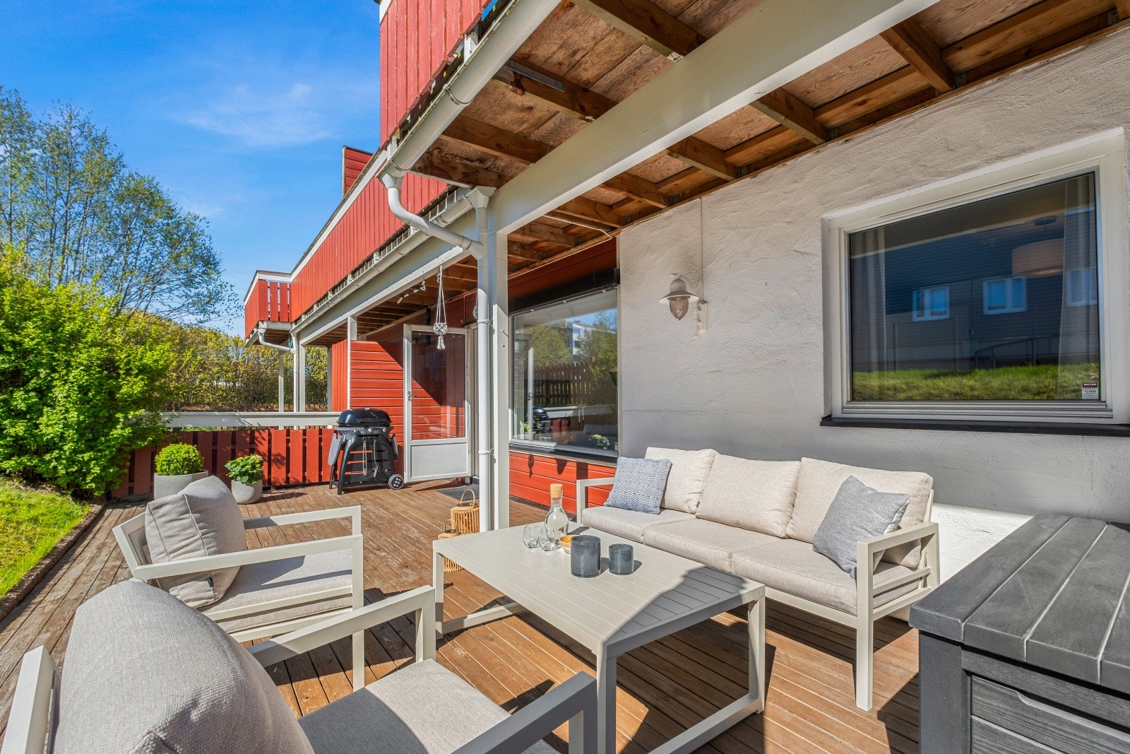 Den store terrassen gir rikelig med plass for både sittegruppe og grill. Galleribilde