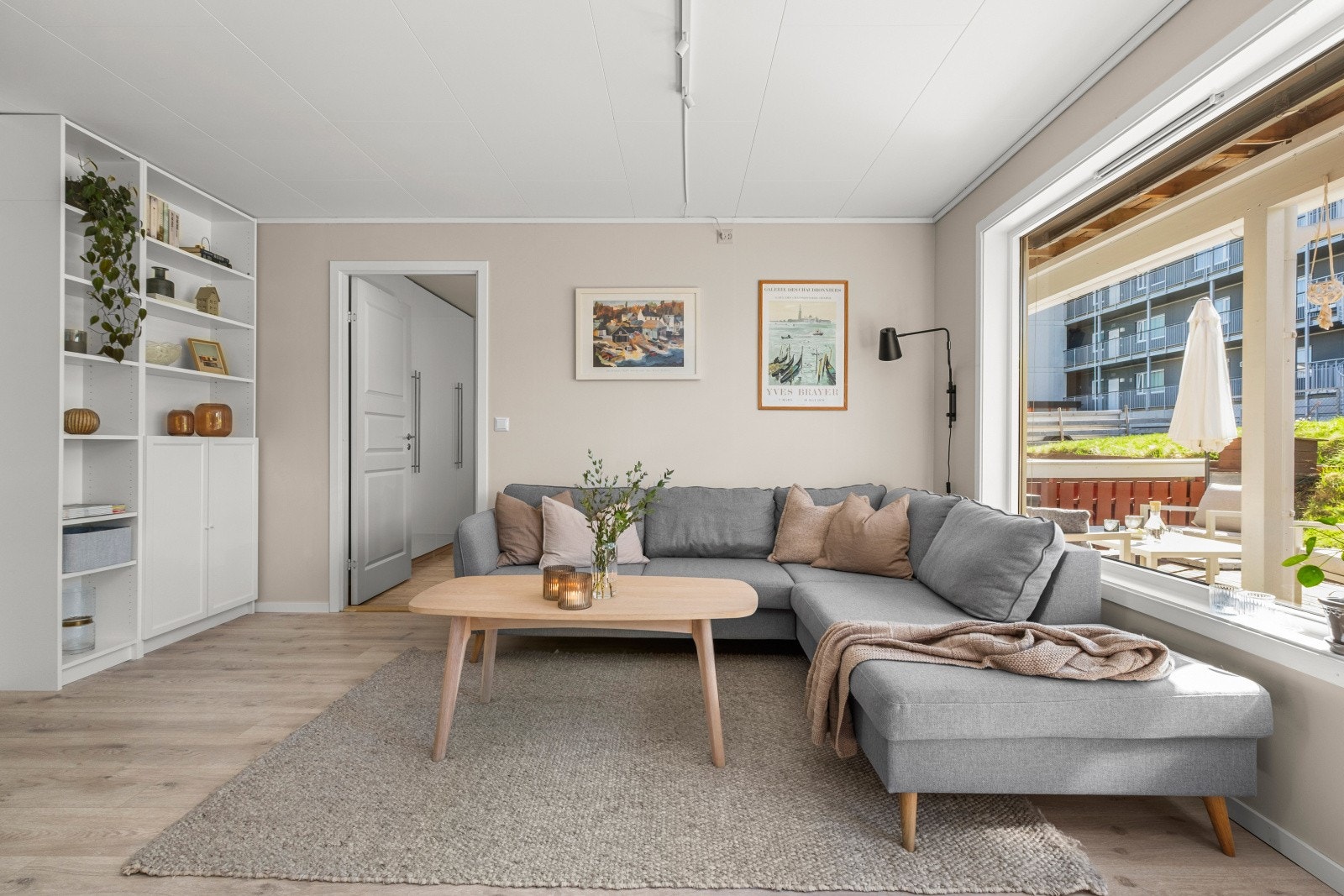 Stuen har plass til en romslig sofagruppe og har gjennomgående laminatgulv. Galleribilde