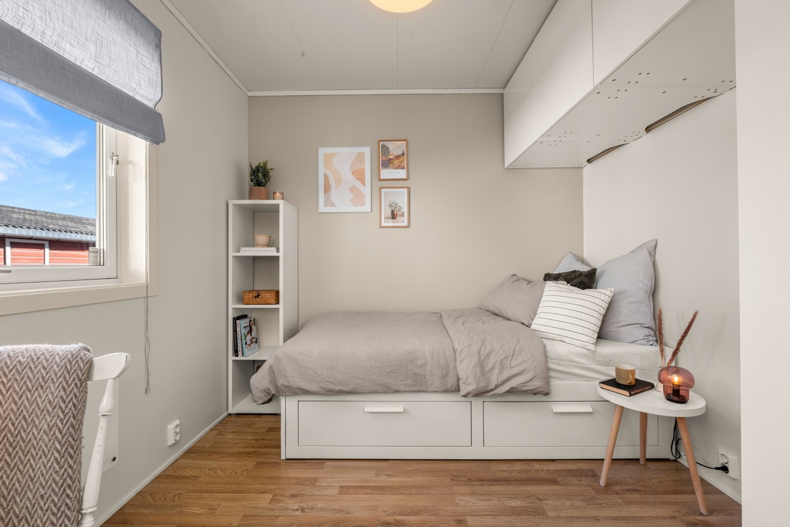 Soverommet har plass til seng, skap og arbeidspult. Galleribilde