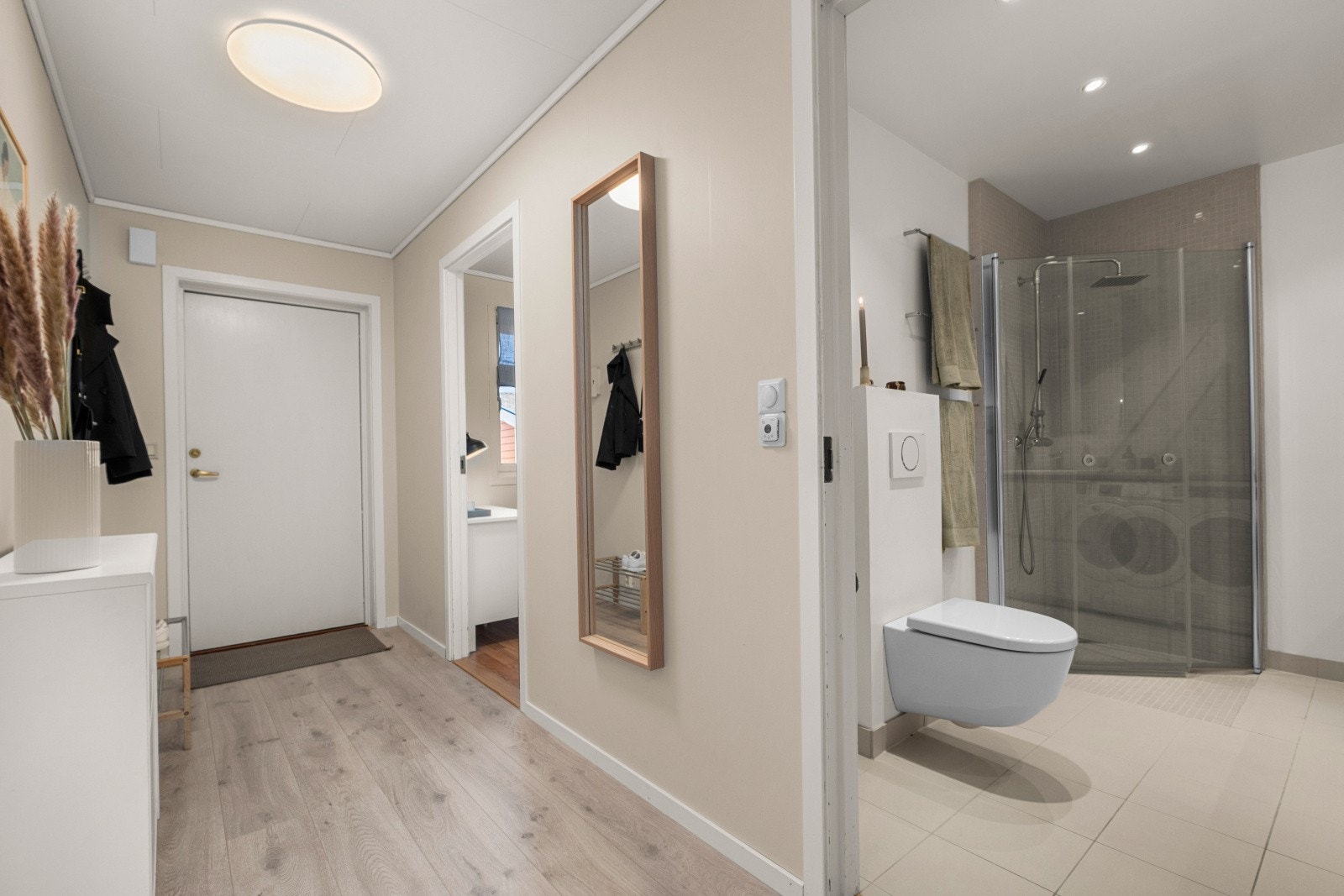 Fra gangen er det direkte inngang til badet, som ble fornyet i 2015. Galleribilde