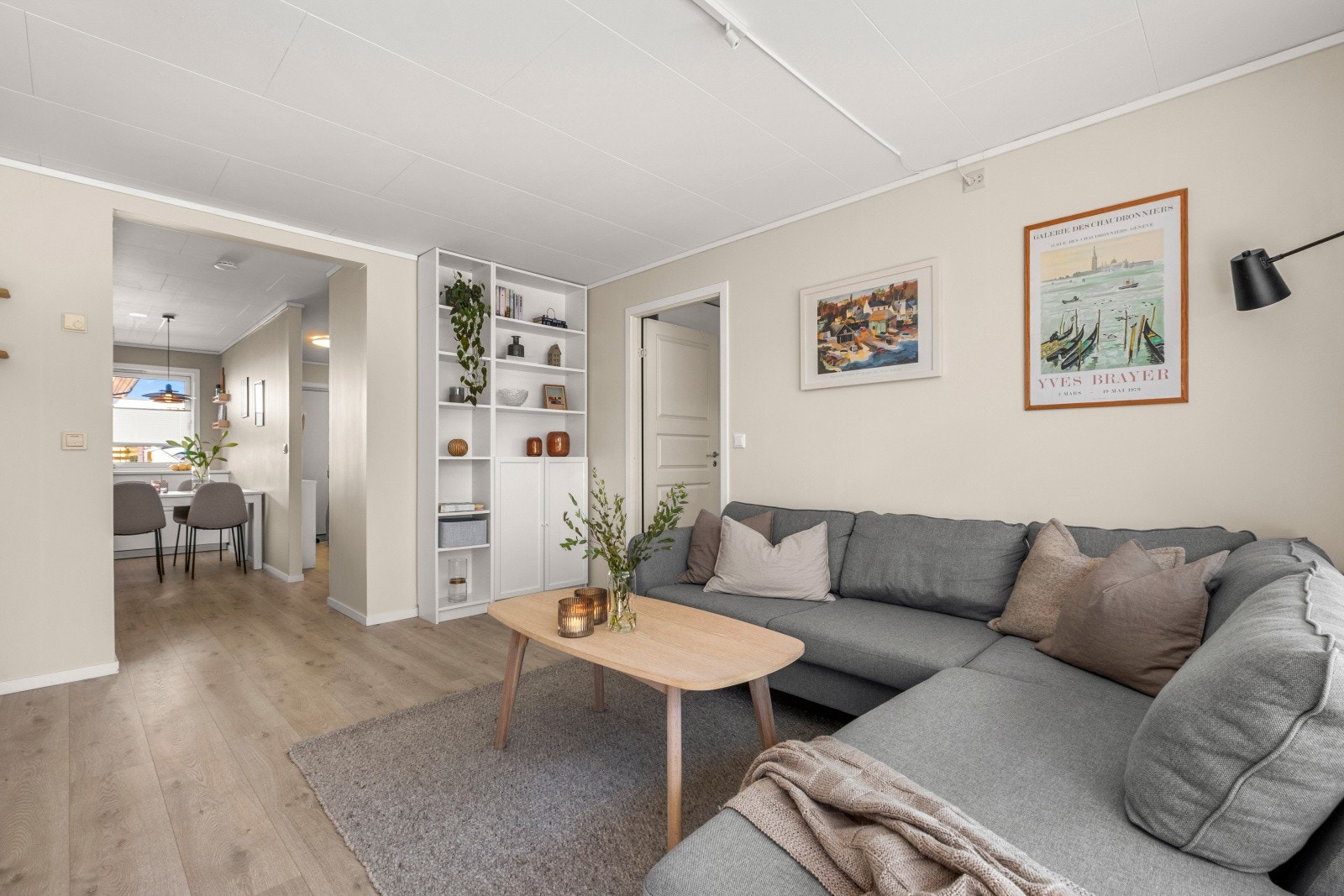 Entréen har laminat på gulvet og malte veggflater, og gir tilgang til alle rom i leiligheten. Galleribilde