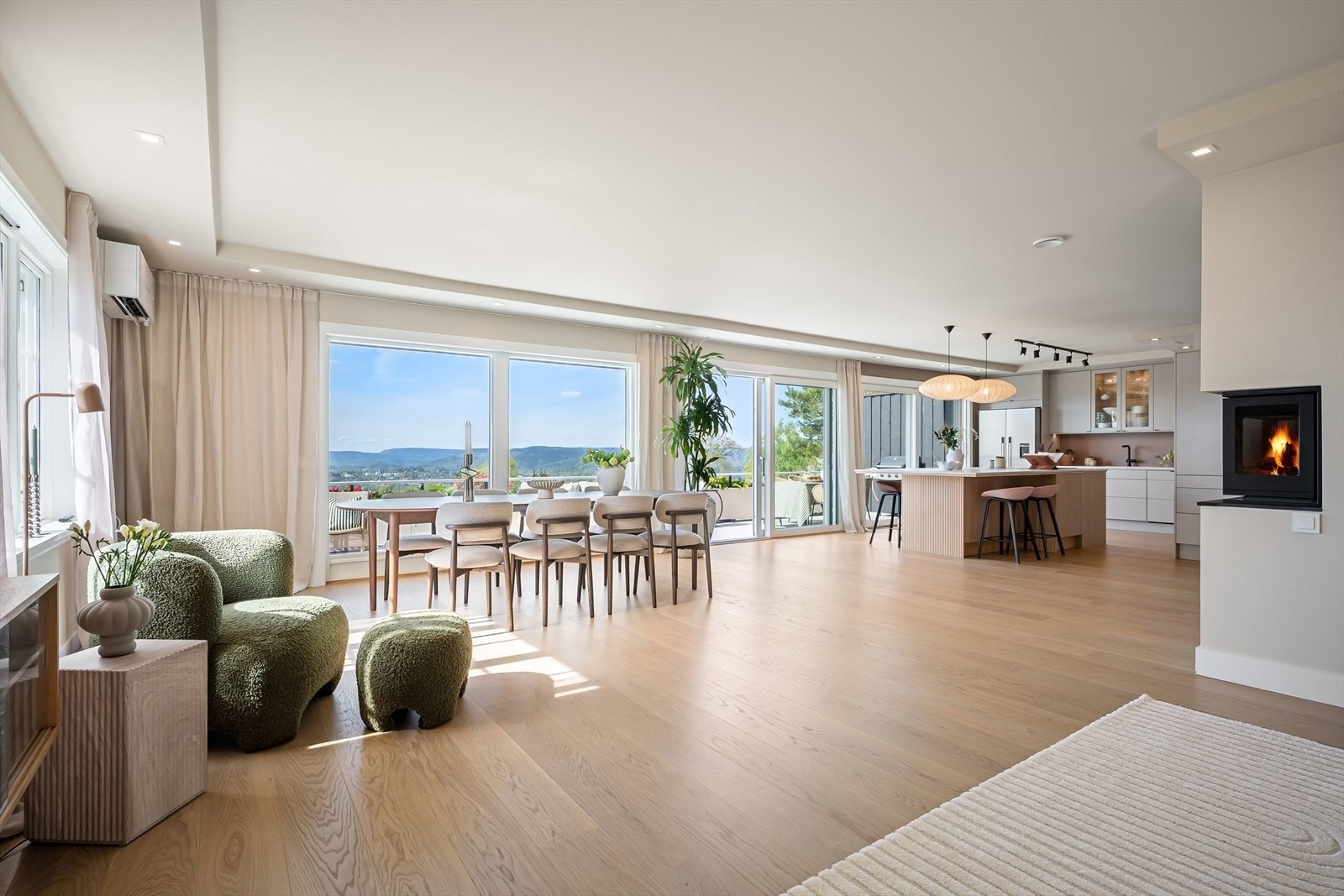 Velkommen inn! Boligen er oppgradert de senere årene og fremstår med en moderne standard, gjennomførte detaljer og luftige oppholdsrom. Galleribilde