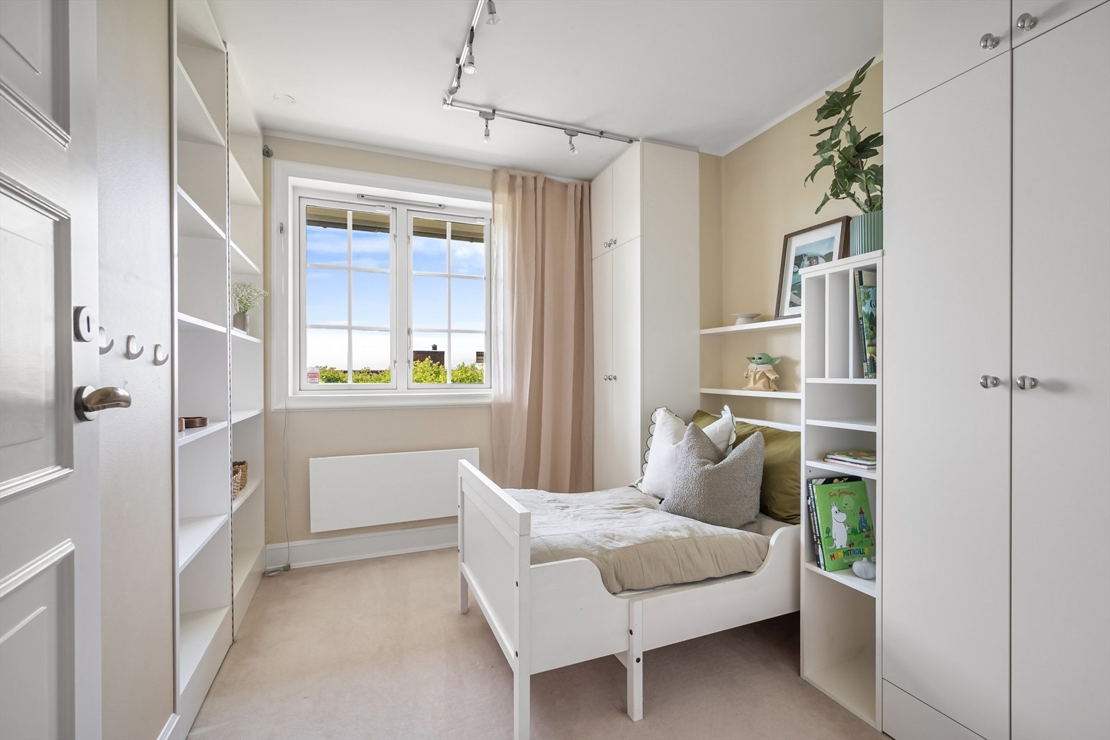 Sjarmerende soverom med herlig utsikt. Rommet har plassbygde hyller, med et hemmelig skap . Rommet fungerer også godt som kontor eller walk-in closet. Galleribilde