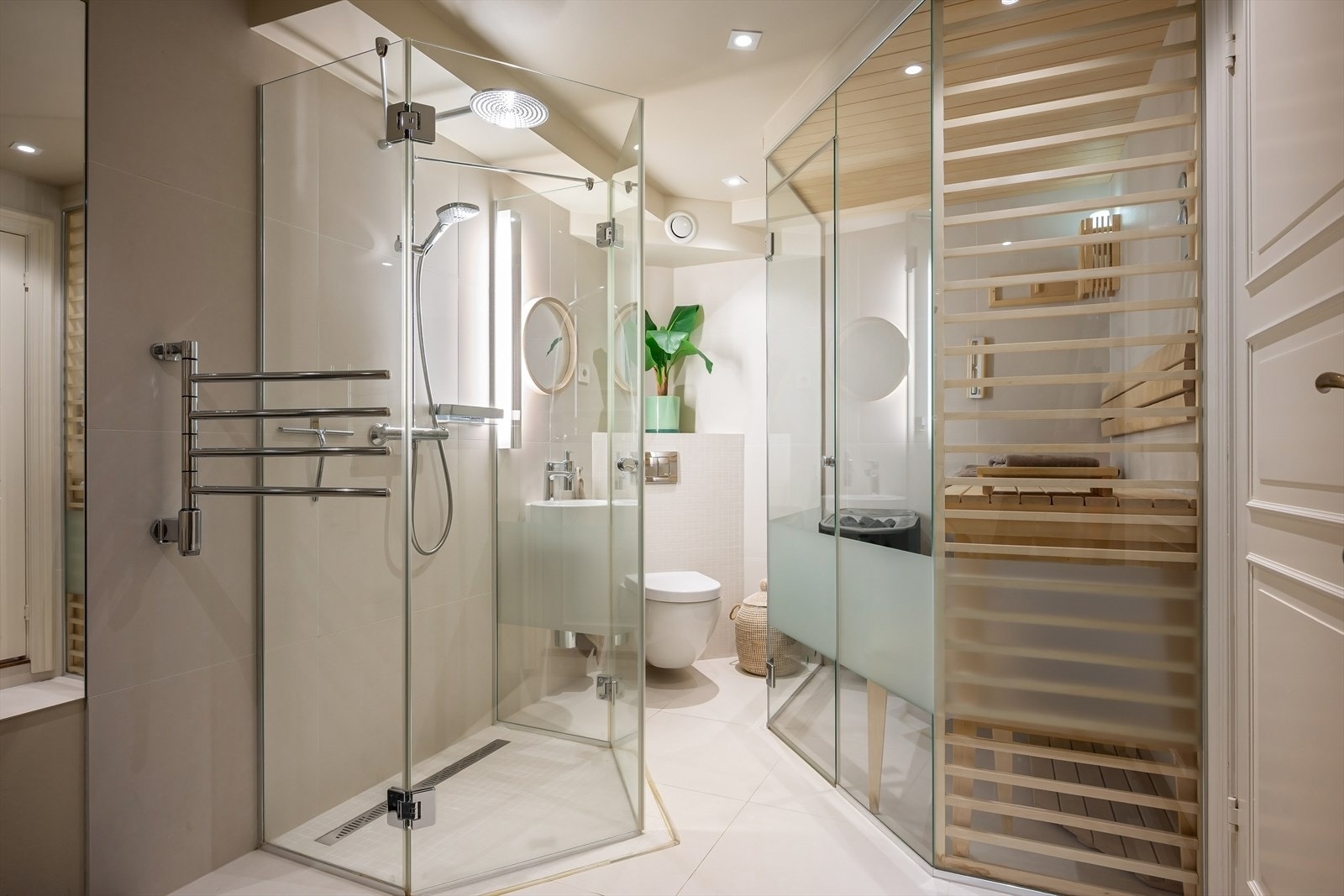 Romslig bad med gulvvarme. Badet er utstyrt med mekanisk avtrekk, innfellbare dusjvegger, vegghengt toalett og servant. I tillegg har rommet egen badstue. Her kan familien varme seg etter skiturer i marka. Galleribilde