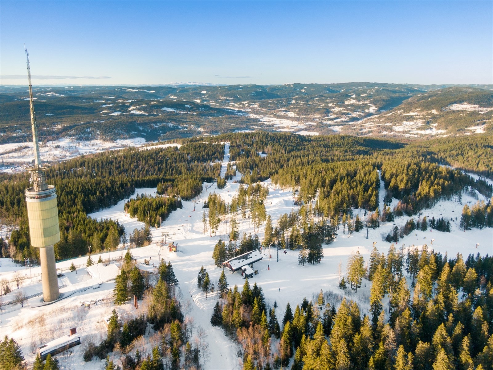 Oslo Vinterpark er praktisk å ha i nærheten og klatrepark på sommeren Galleribilde