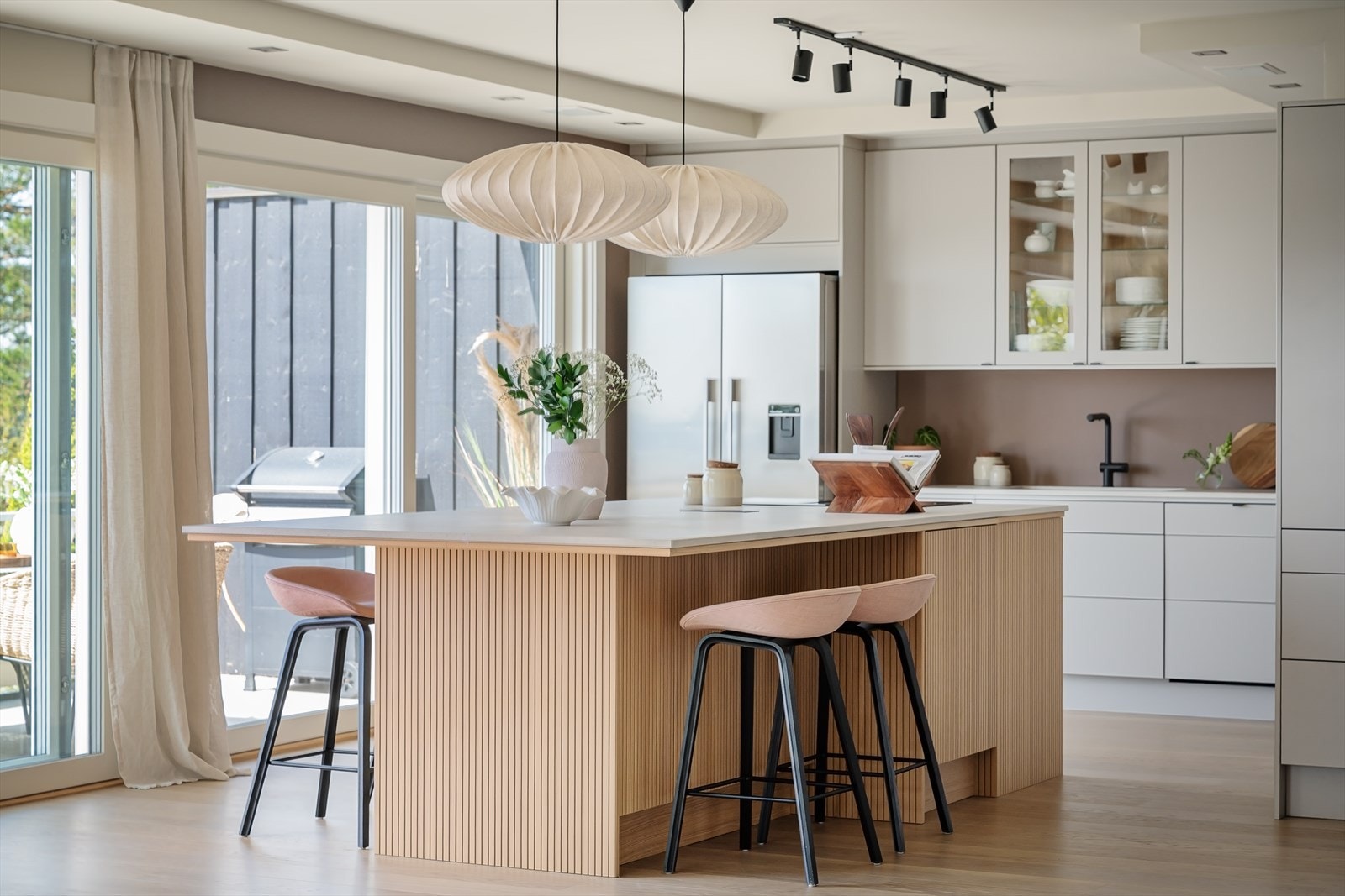 Nydelig kjøkken fra 2025 med moderne innredning og glatte fronter. Benkeplate i dekton. Innfelte høyttalere i taket. Galleribilde