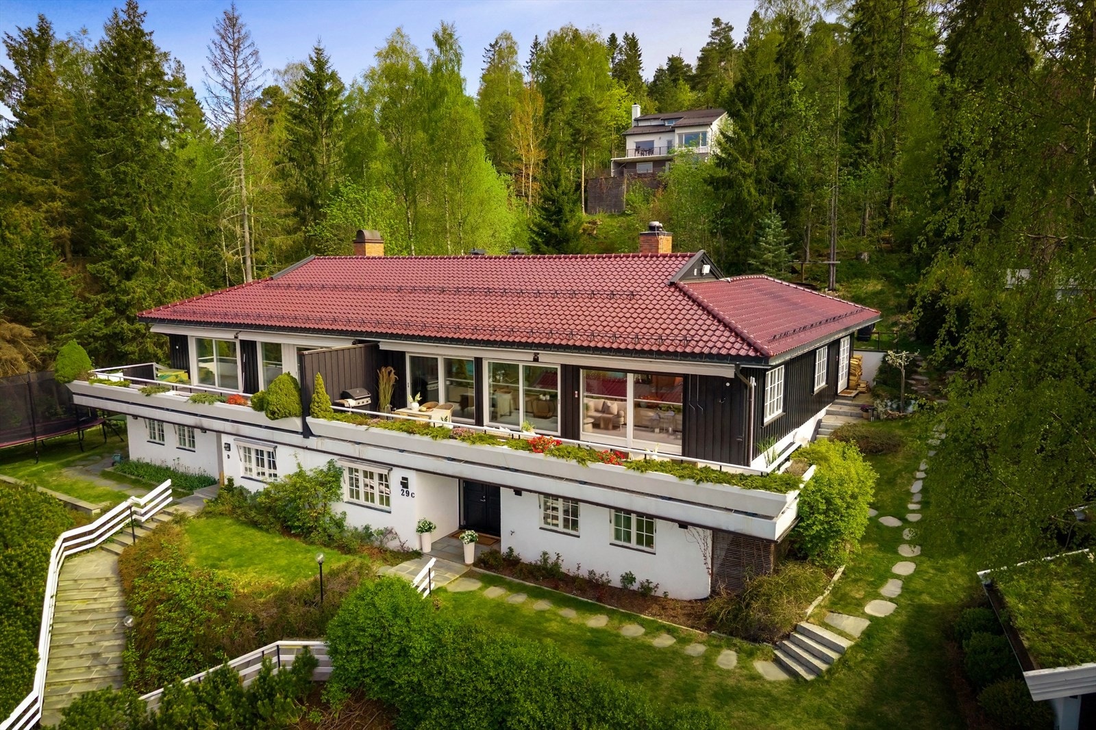 En fantastisk og familievennlig halvpart av tomannsbolig med herlig utsikt - og eneboligfølelse. Galleribilde