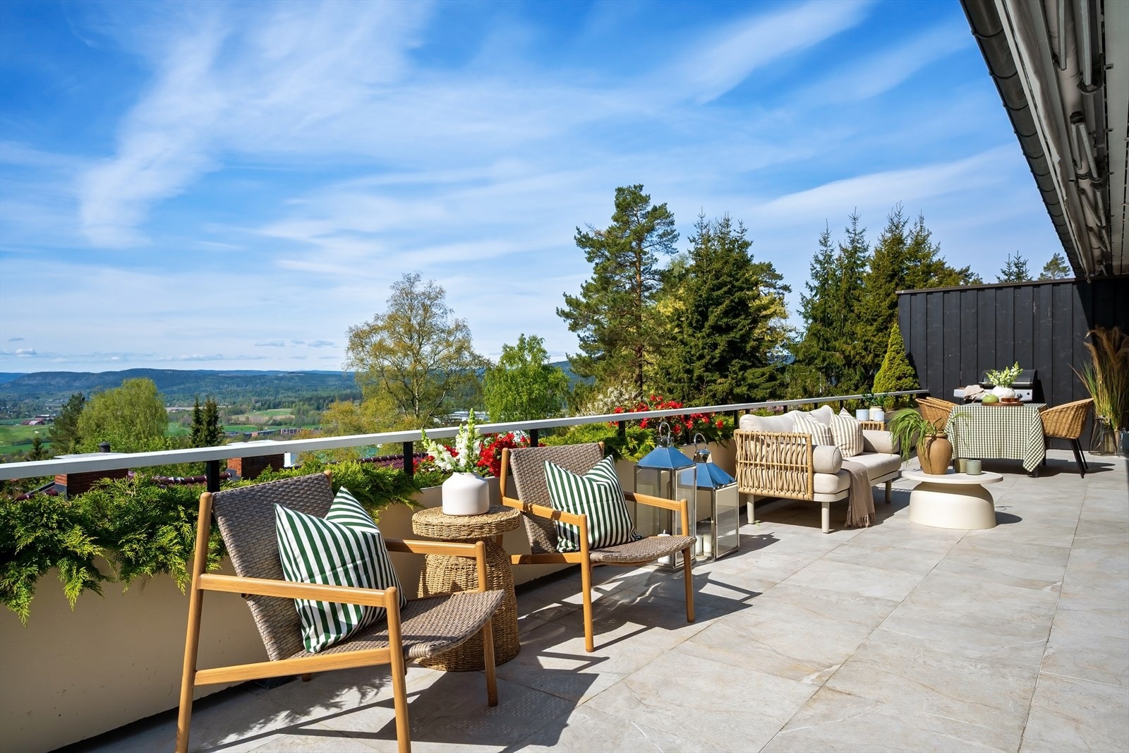 Terrassen har god plass til flere møbleringssoner og grill. Perfekt for lange sommerdager og hyggelige sosiale lag. Galleribilde