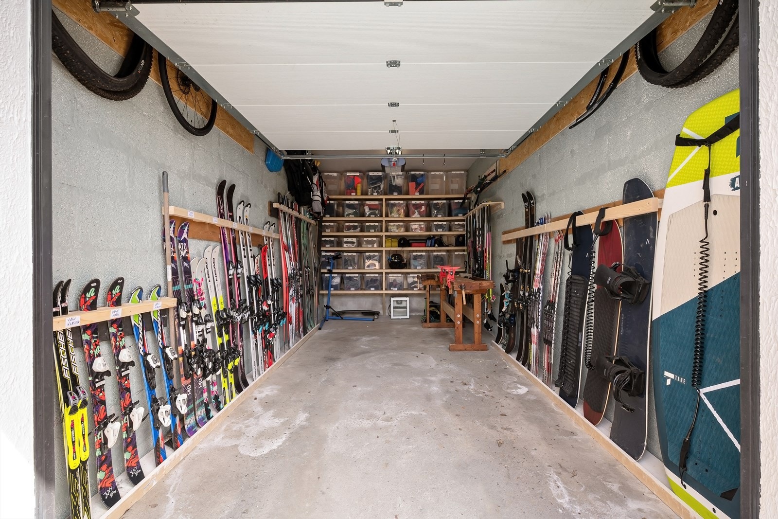 Den ene garasjen er innredet med et hyllesystem for utstyrsbokser samt festesystem for oppbevaring av ski, golfutstyr, sykkeldekk, skateboards, snowboards og diverse utstyr. Plass til å parkere bil. Galleribilde