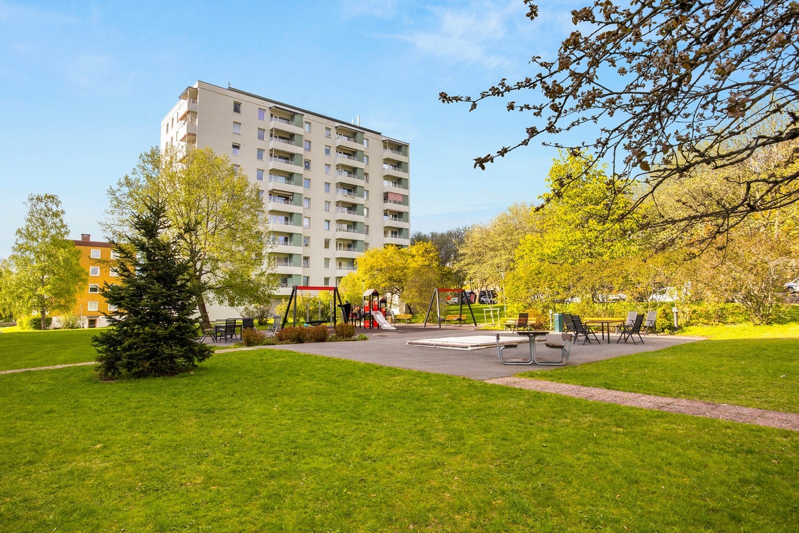 Bygningen har personheis. Det finnes innvendig sykkelbod og fellesvaskeri for beboere. Det finnes også selskapslokale til utleie i 10. etasje. Galleribilde