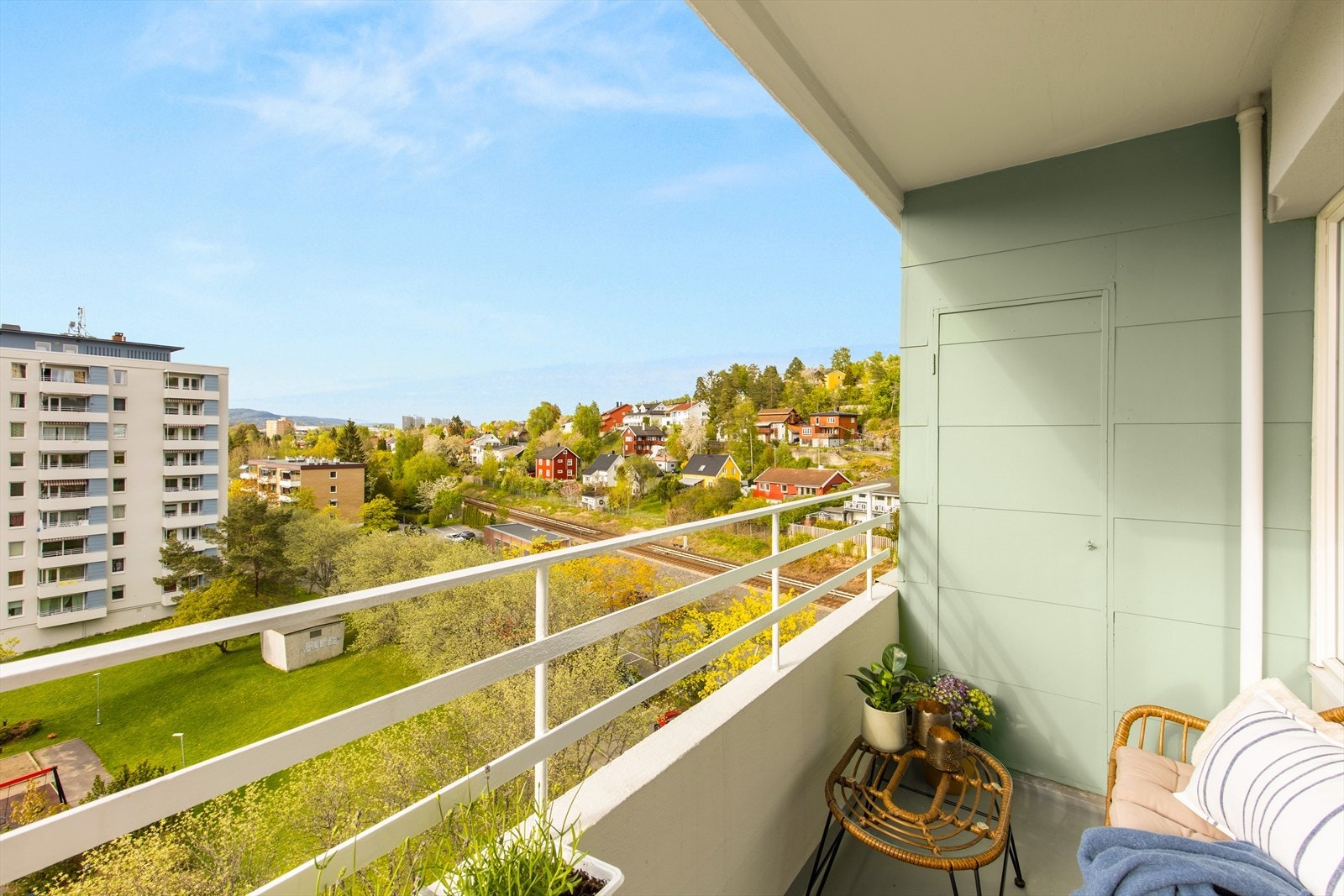 Balkongen måler 4 m² og har en praktisk bod. Galleribilde