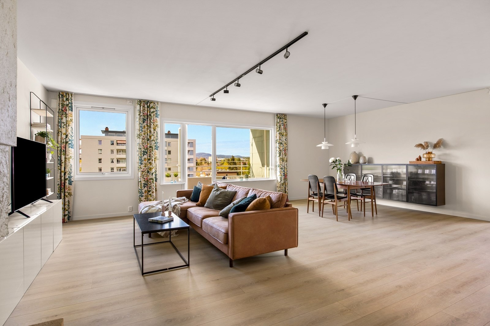 Her er det plass til både stor sofagruppe, TV-område og en romslig spiseplass hvor hele familien kan samles. Galleribilde