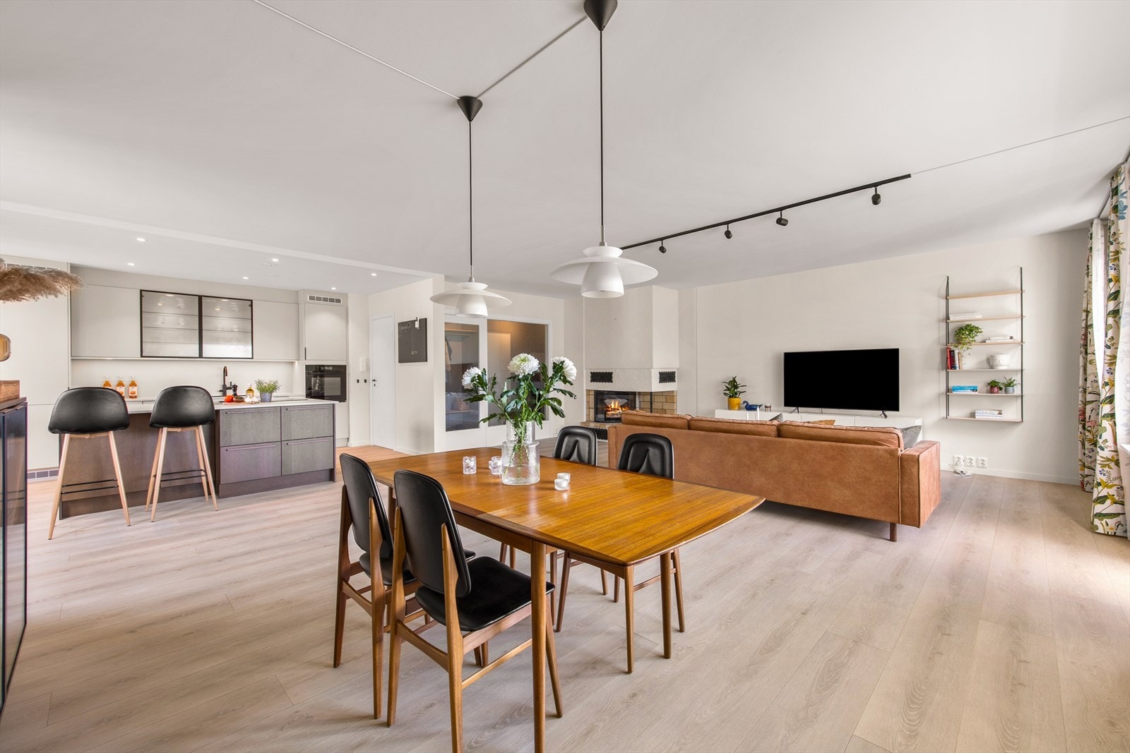 Moderne planløsning- her kan du prate med gjestene mens du kokkelerer. Galleribilde