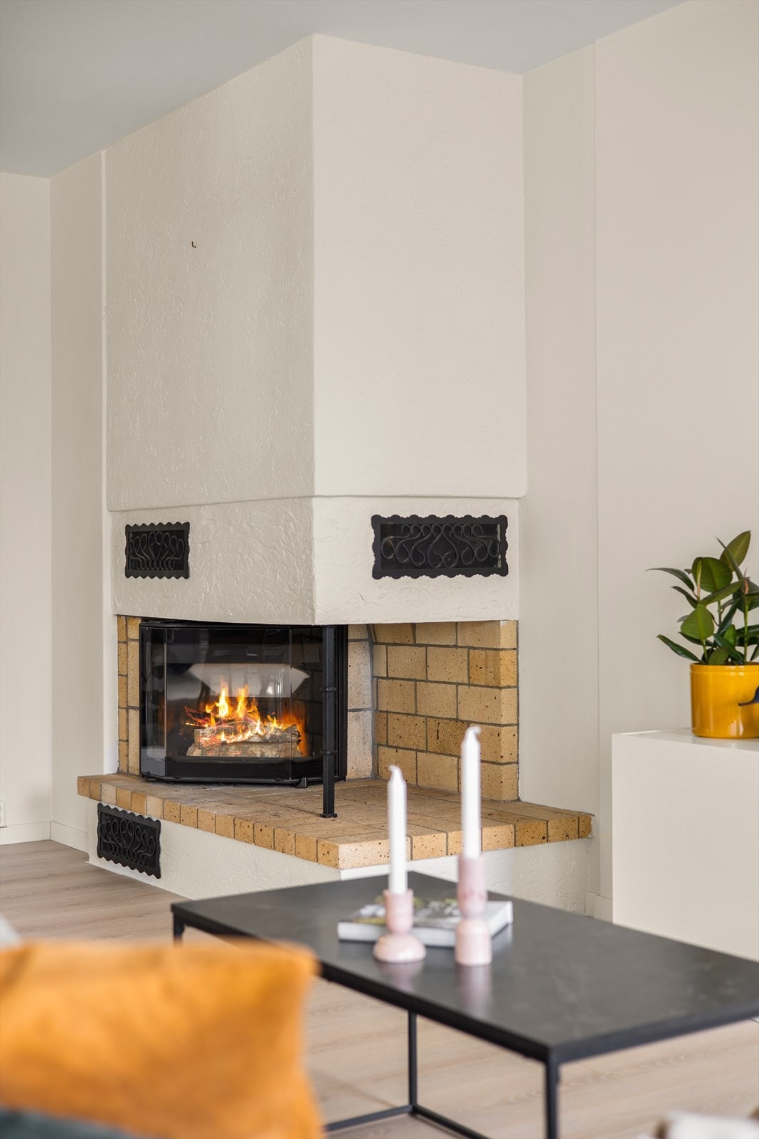 En peisinnsats i hjørnet sørger for god temperatur og knitrende hygge. Galleribilde