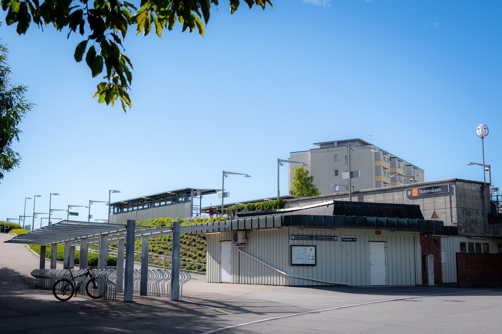 Skøyenåsen T-banestasjon ligger ca. 3 minutters gange fra leiligheten. Banen tar deg til Oslo Sentrum på 15 minutter. Galleribilde