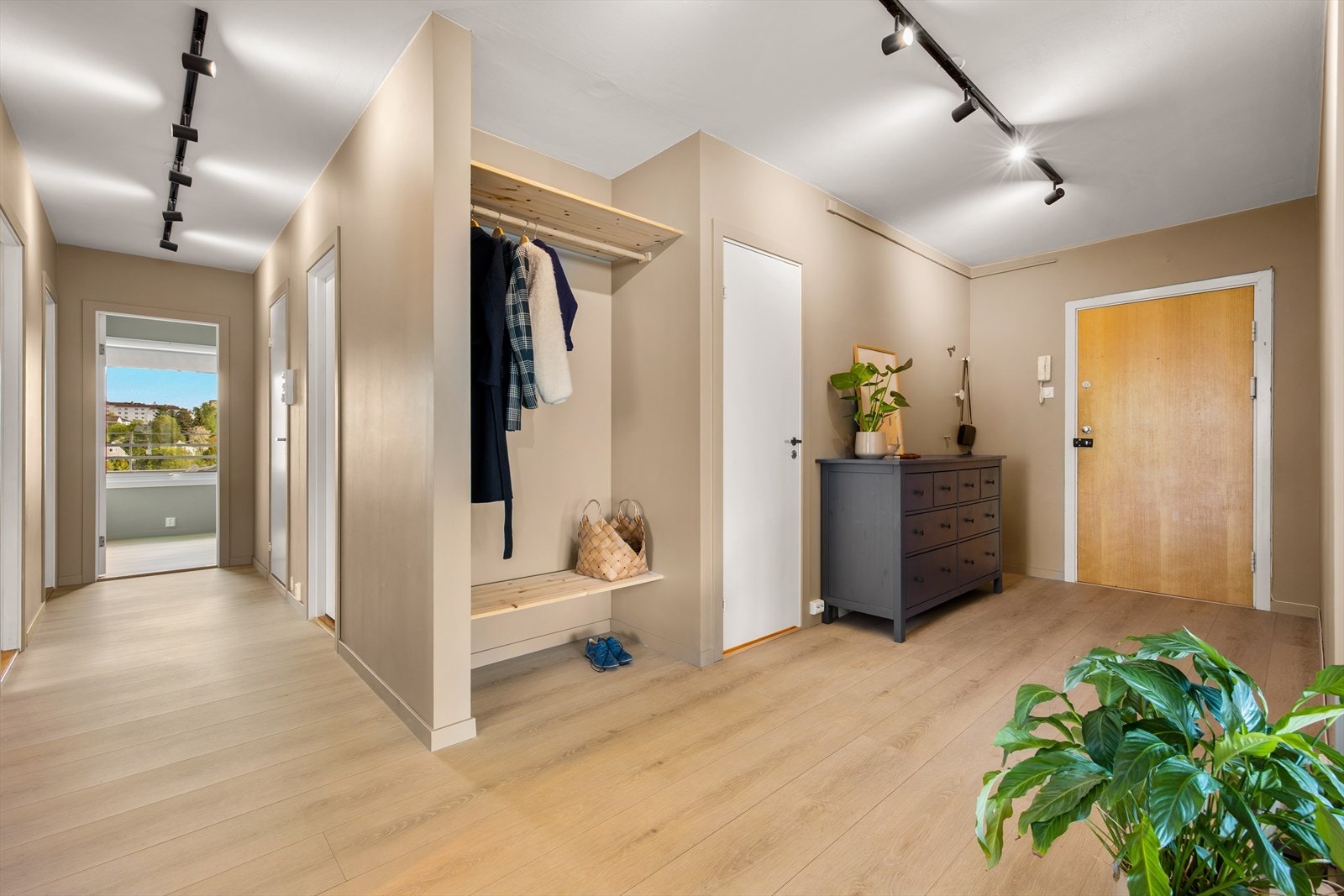 Du ønskes velkommen inn via en romslig entré som gir et flott førsteinntrykk. Innvendig bod her i tillegg til boder i underetasjen. Galleribilde