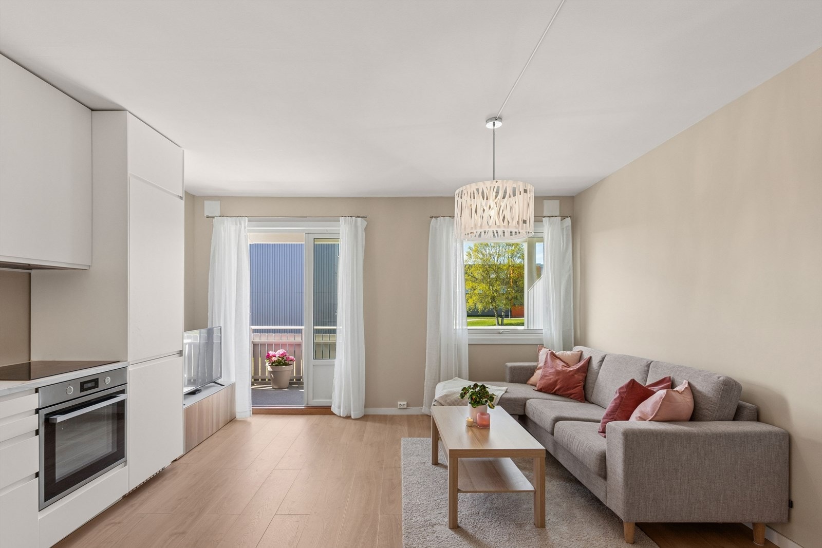 Stuen har plass til en sofagruppe og mediamøbler. Gulvet er belagt med nytt laminat fra 2024. Galleribilde