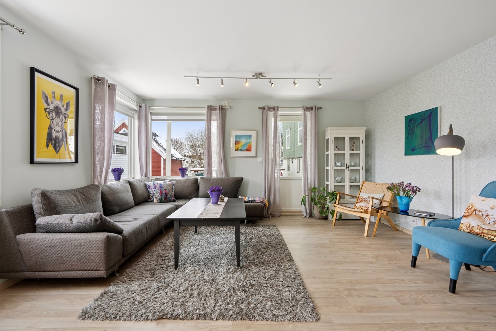 Stuen har naturlige soner for både sofagruppe og annet møblement. Galleribilde