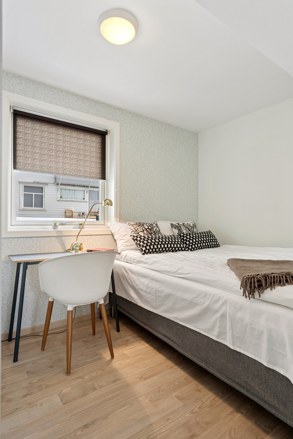Soverom 1 med plass til seng og arbeidsplass. Galleribilde