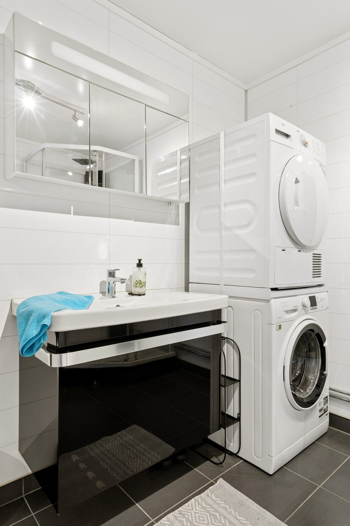 Moderne innredning med nedfelt servant. Galleribilde