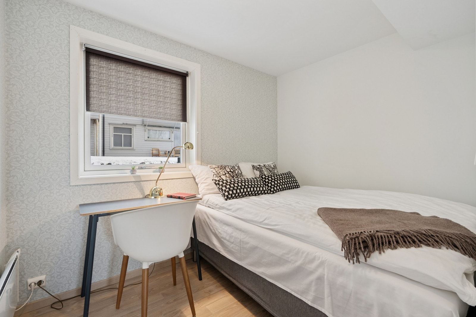 Lyst soverom med enkel og arealeffektiv utforming. Galleribilde