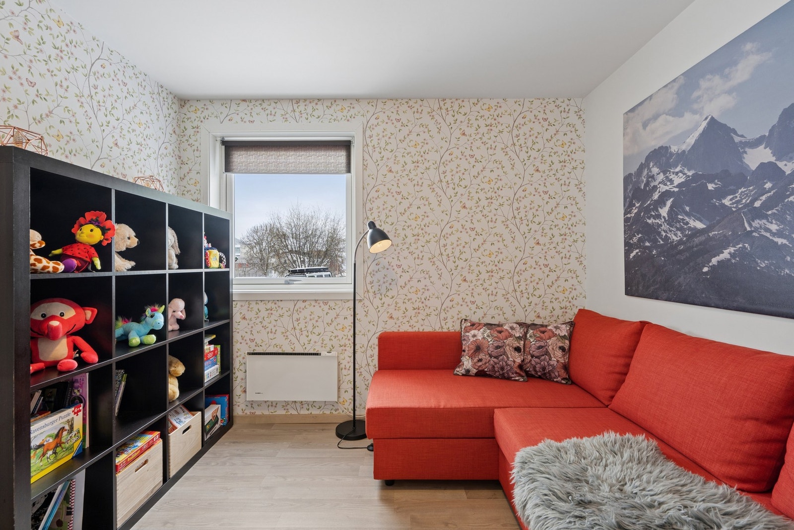 Et soverom med lyse farger og gode oppbevaringsmuligheter. Galleribilde