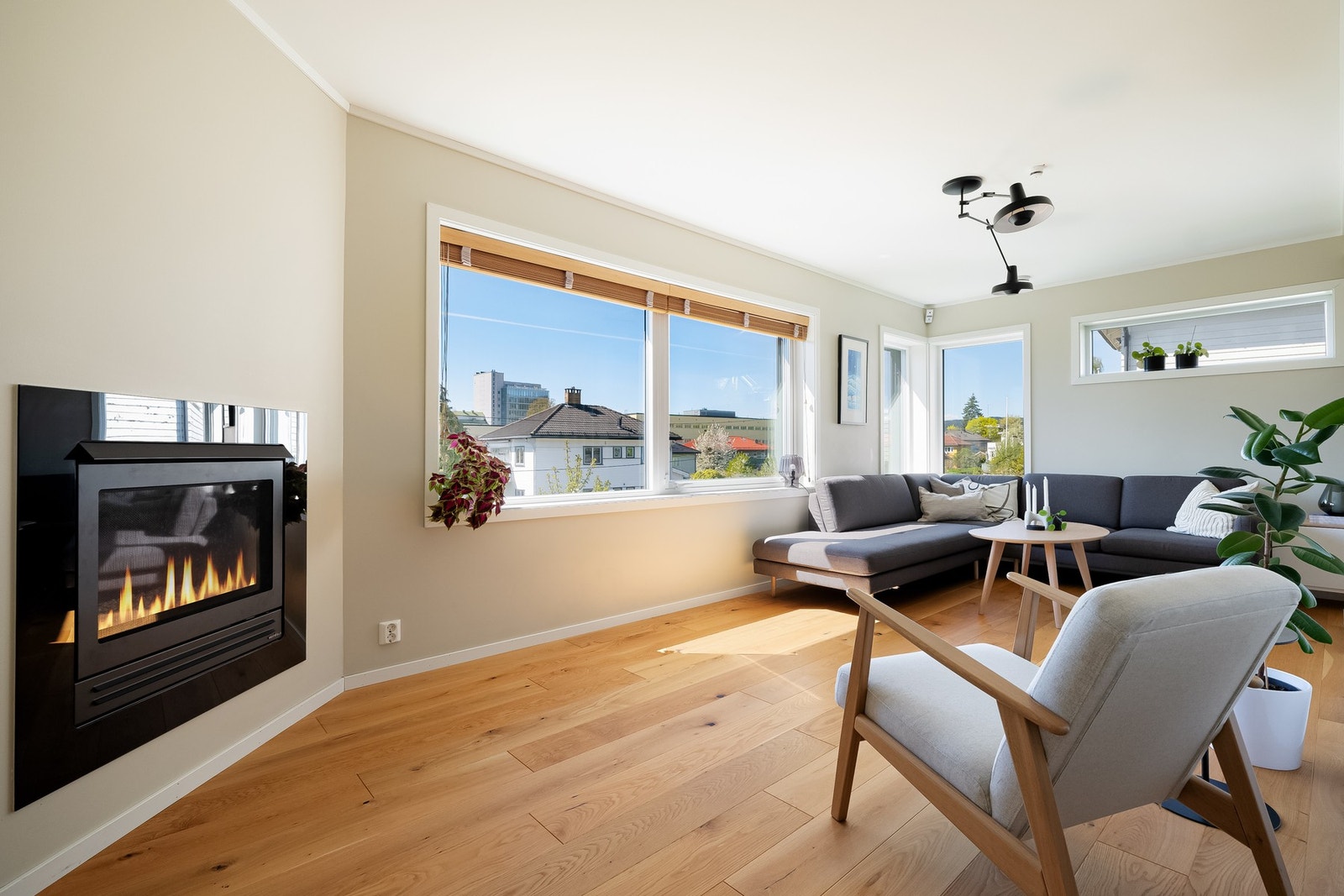 Stuen har en stilren gasspeis med glassfront som ikke bare bidrar til varme på kaldere dager, men også en hyggelig atmosfære. Galleribilde
