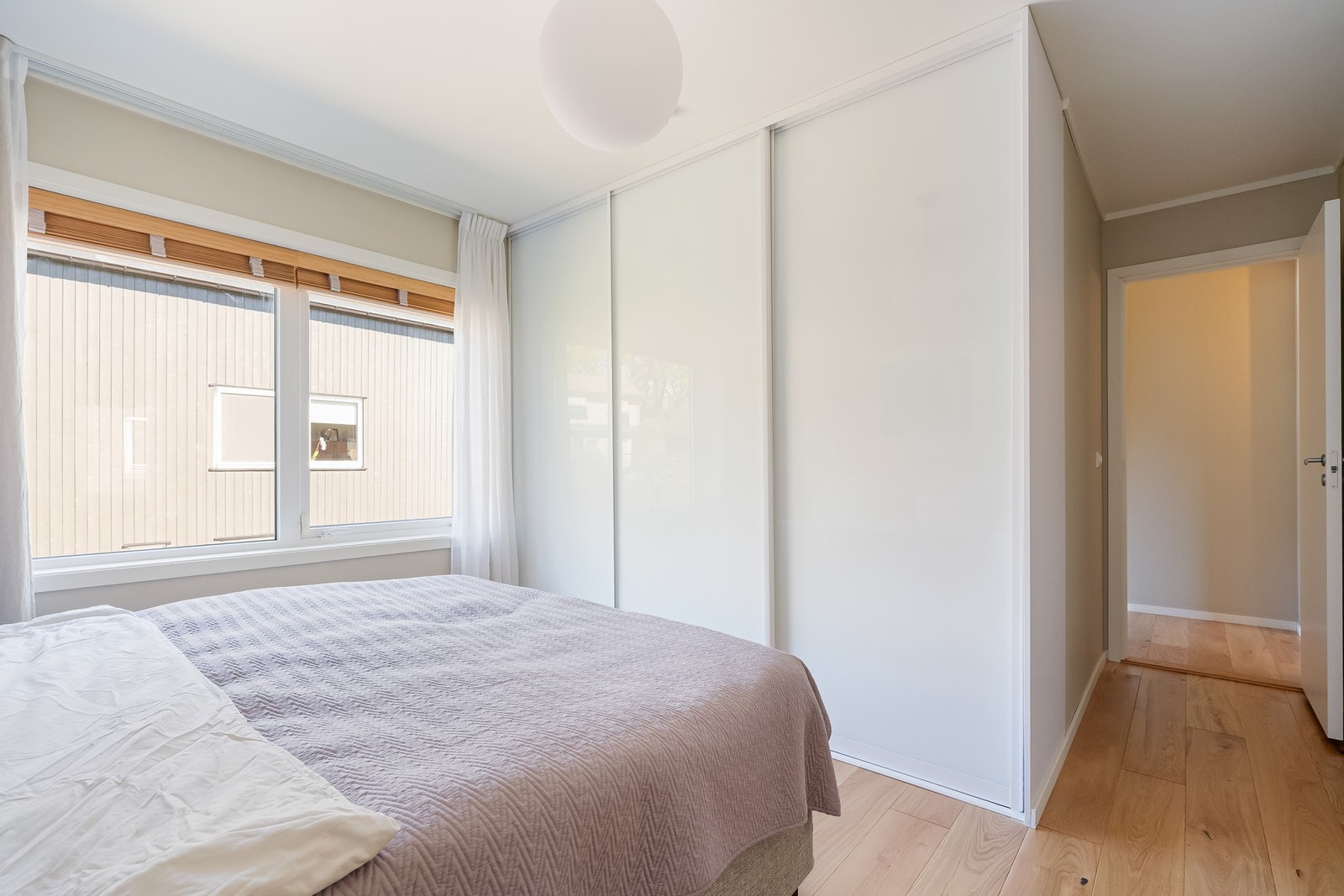 Romslig skyvedørsgarderobe gir godt med plass for klærne dine. Galleribilde