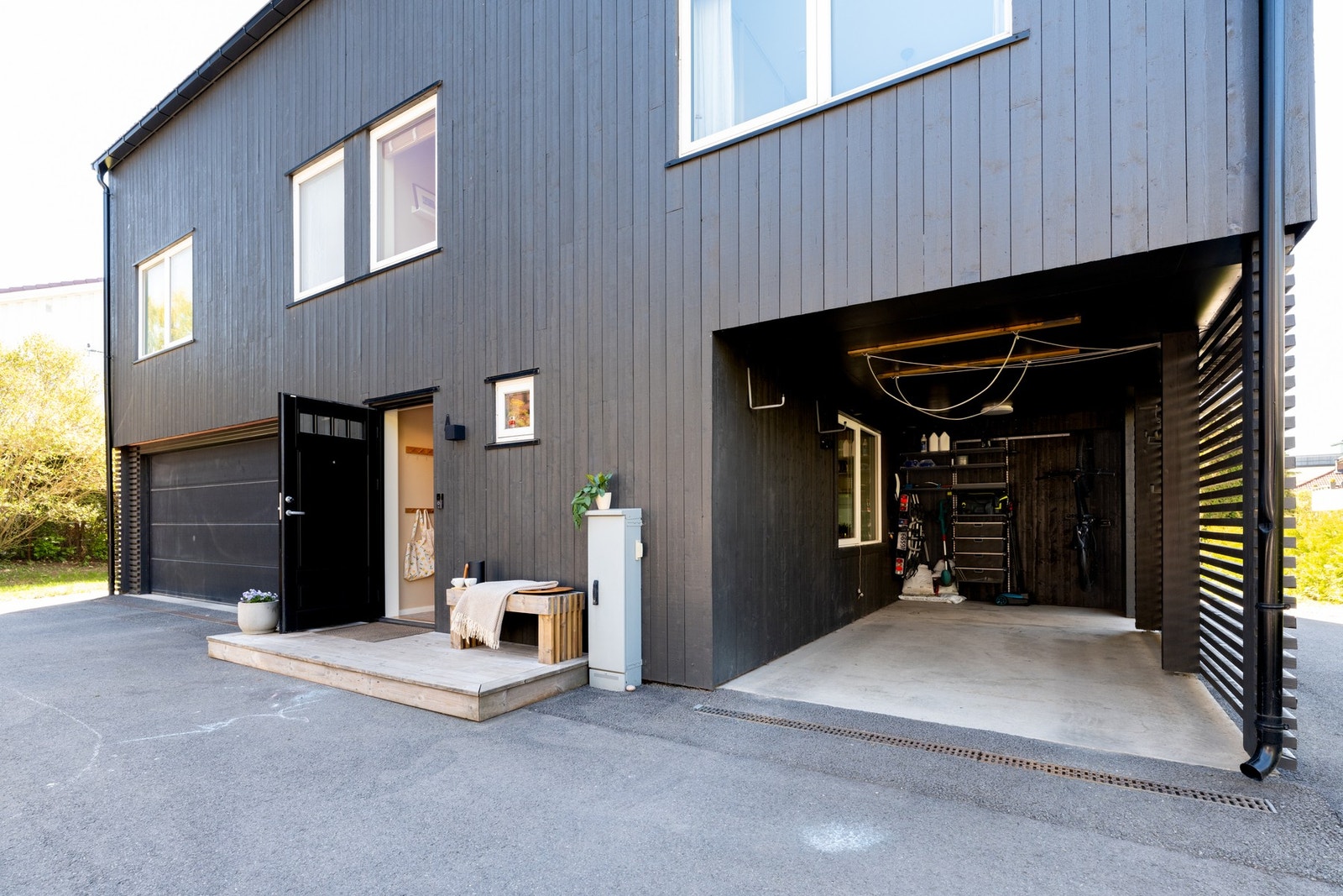 Boligen har en integrert carport og egen parkering på felles gårdsplass. Galleribilde