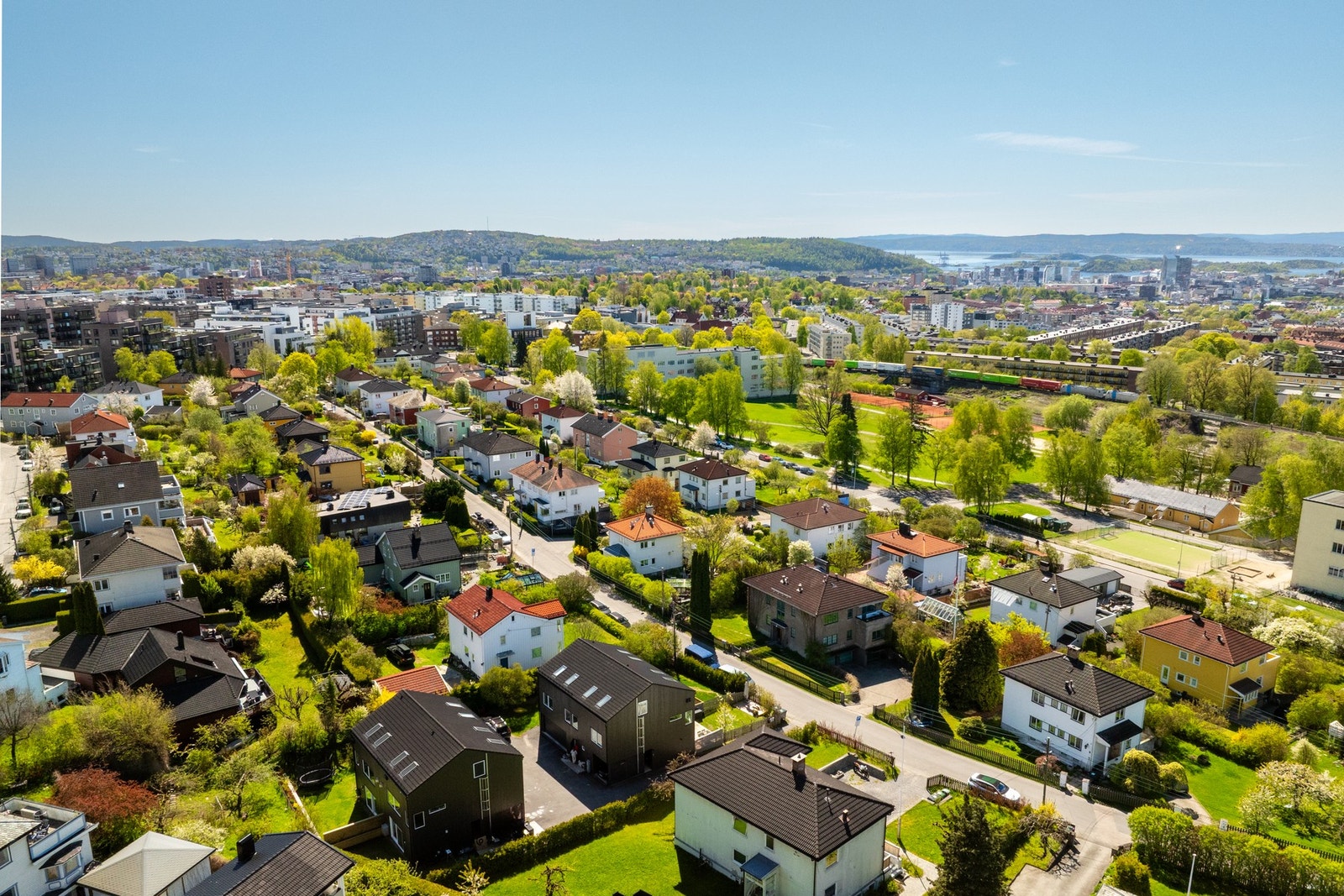 Her bor du idyllisk til midt i vakre Sinsen Hageby, et svært ettertraktet og barnevennlig boområde. Galleribilde