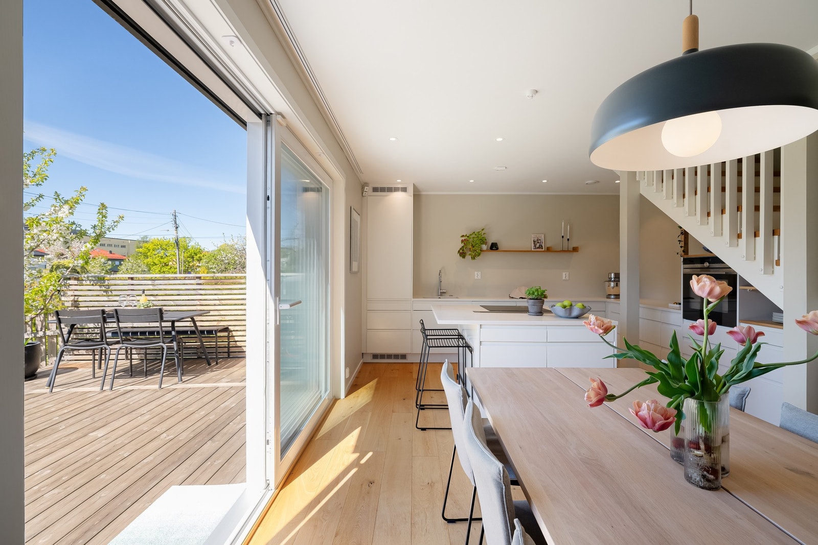 Fra kjøkkenet er det utgang til boligens terrasse med videre tilgang til hagen. Galleribilde
