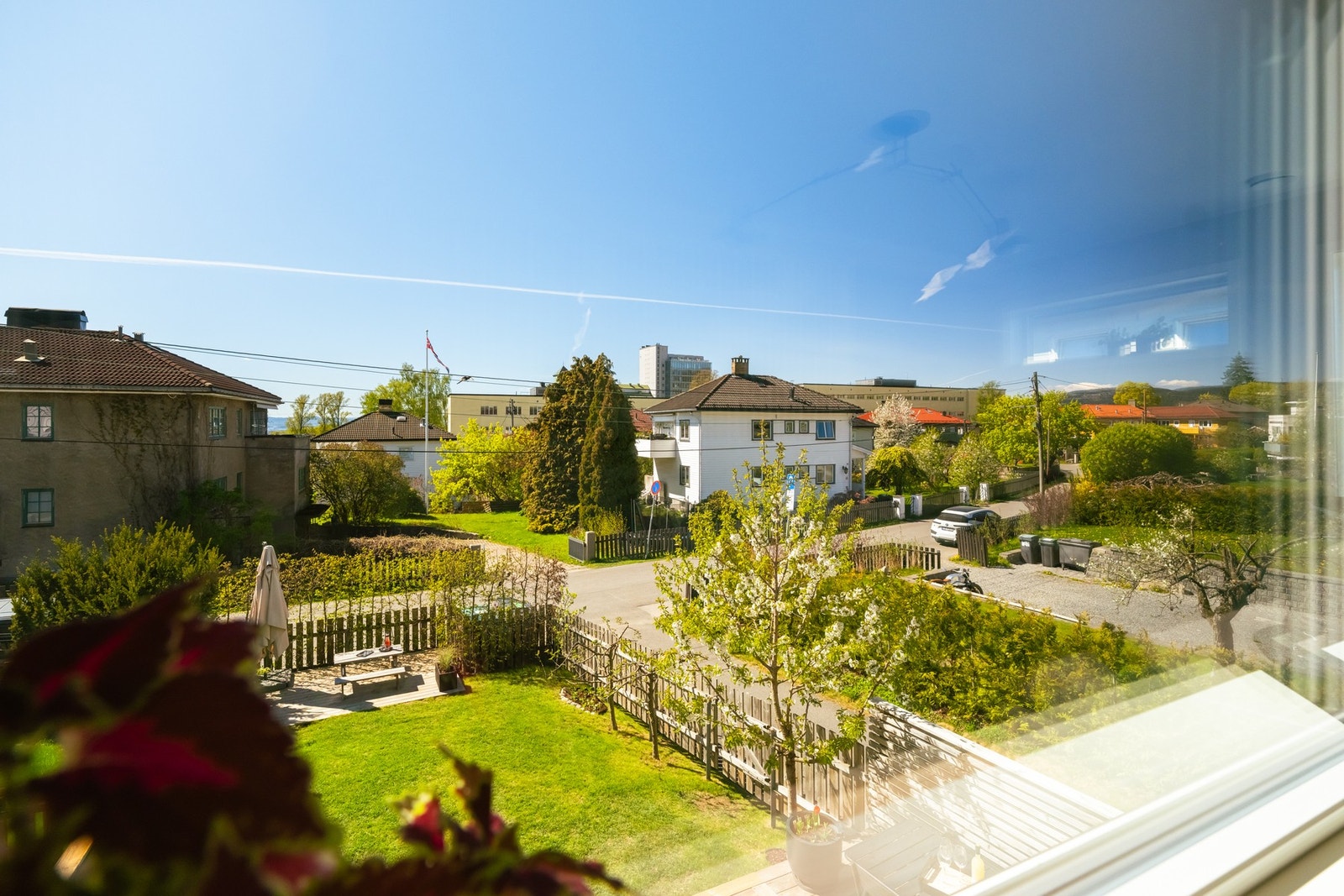 Idyllisk utsyn mot egen hage og Sinsen Hageby. Galleribilde
