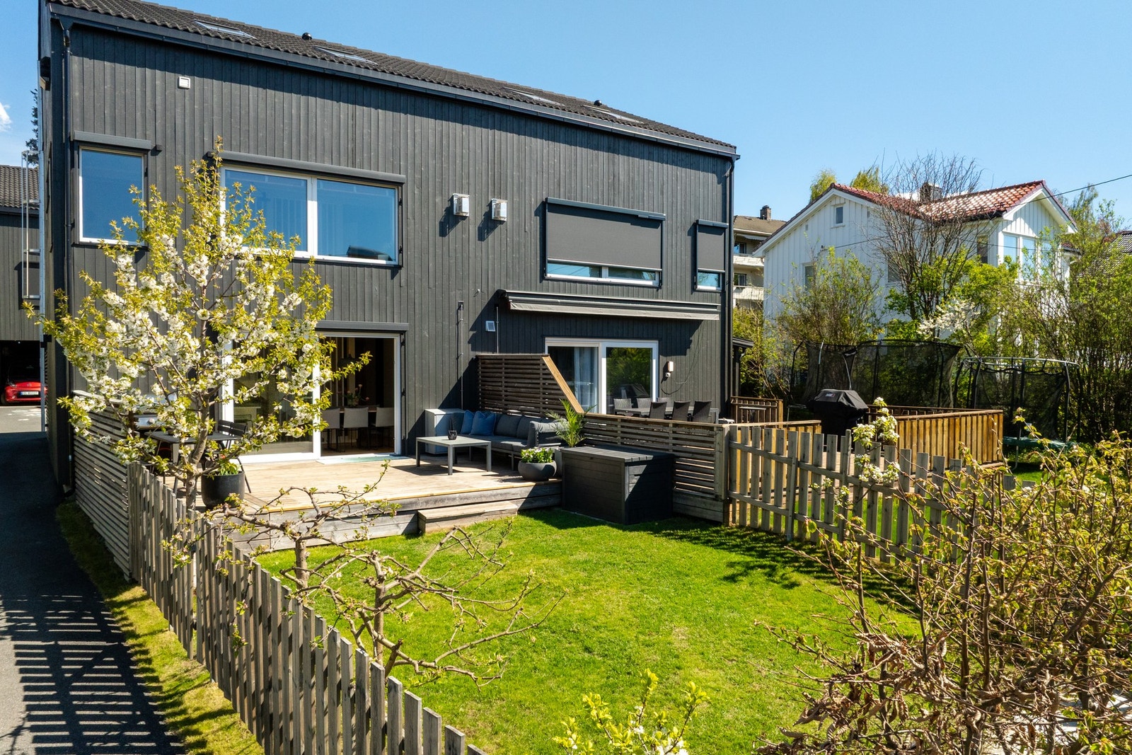 I Breisjåveien 38 A får du gleden av en frodig hage. Galleribilde