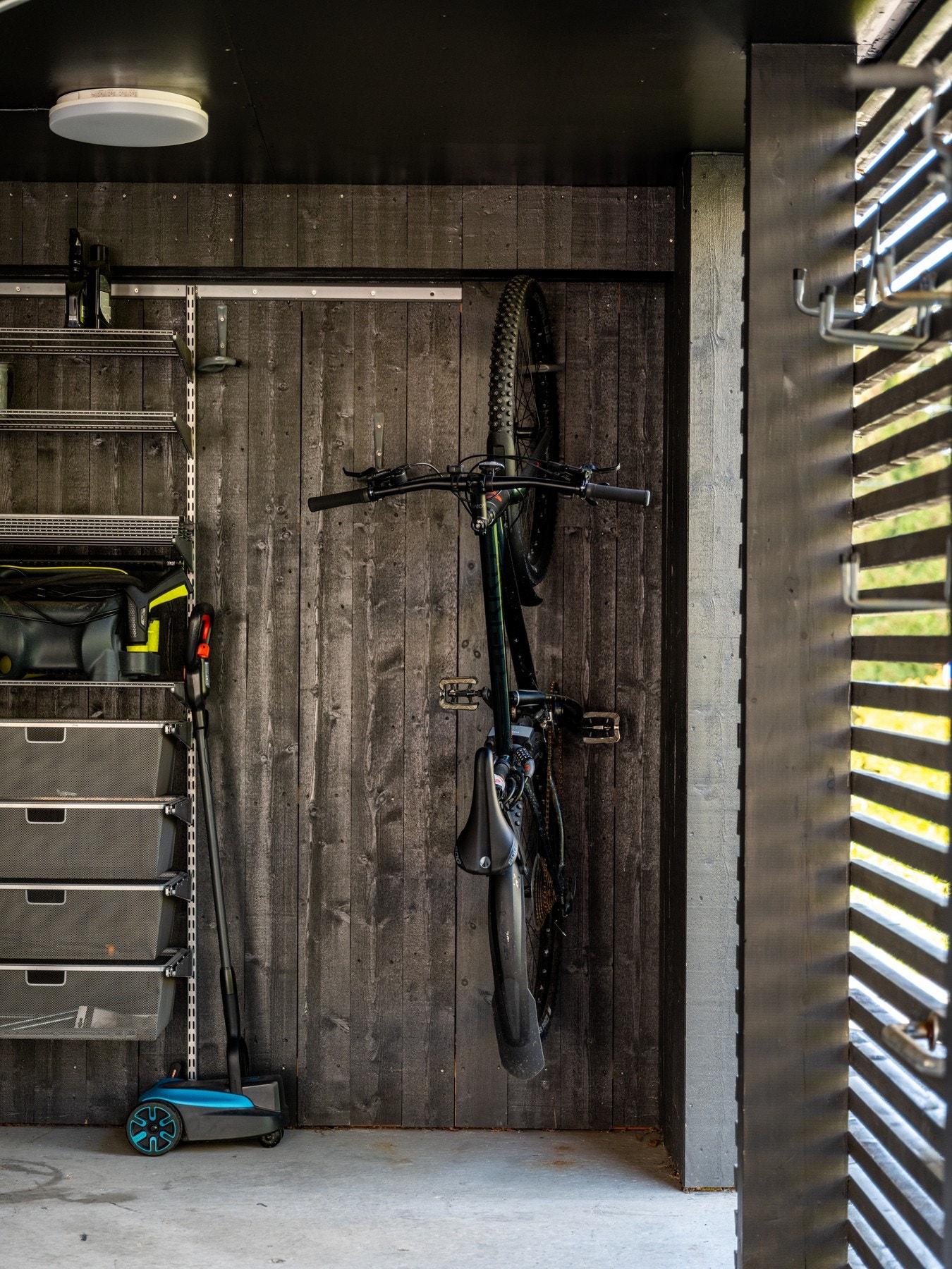 Det er også fint med plass for oppbevaring av redskaper, ski, sykler og annet. Galleribilde