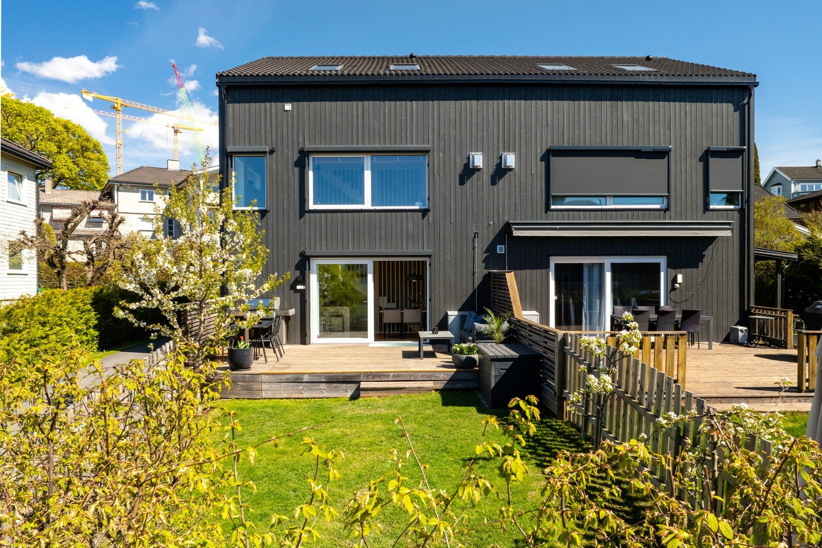 Hagen har epletrær, pæretrær, morelltre og plommetre. Et lite stykke hageidyll i Sinsen Hageby. Galleribilde