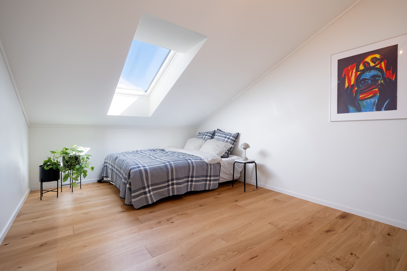 De to siste soverommene er begge av god størrelse med plass til dobbeltseng, nattbord og oppbevaringsmøblement. Galleribilde
