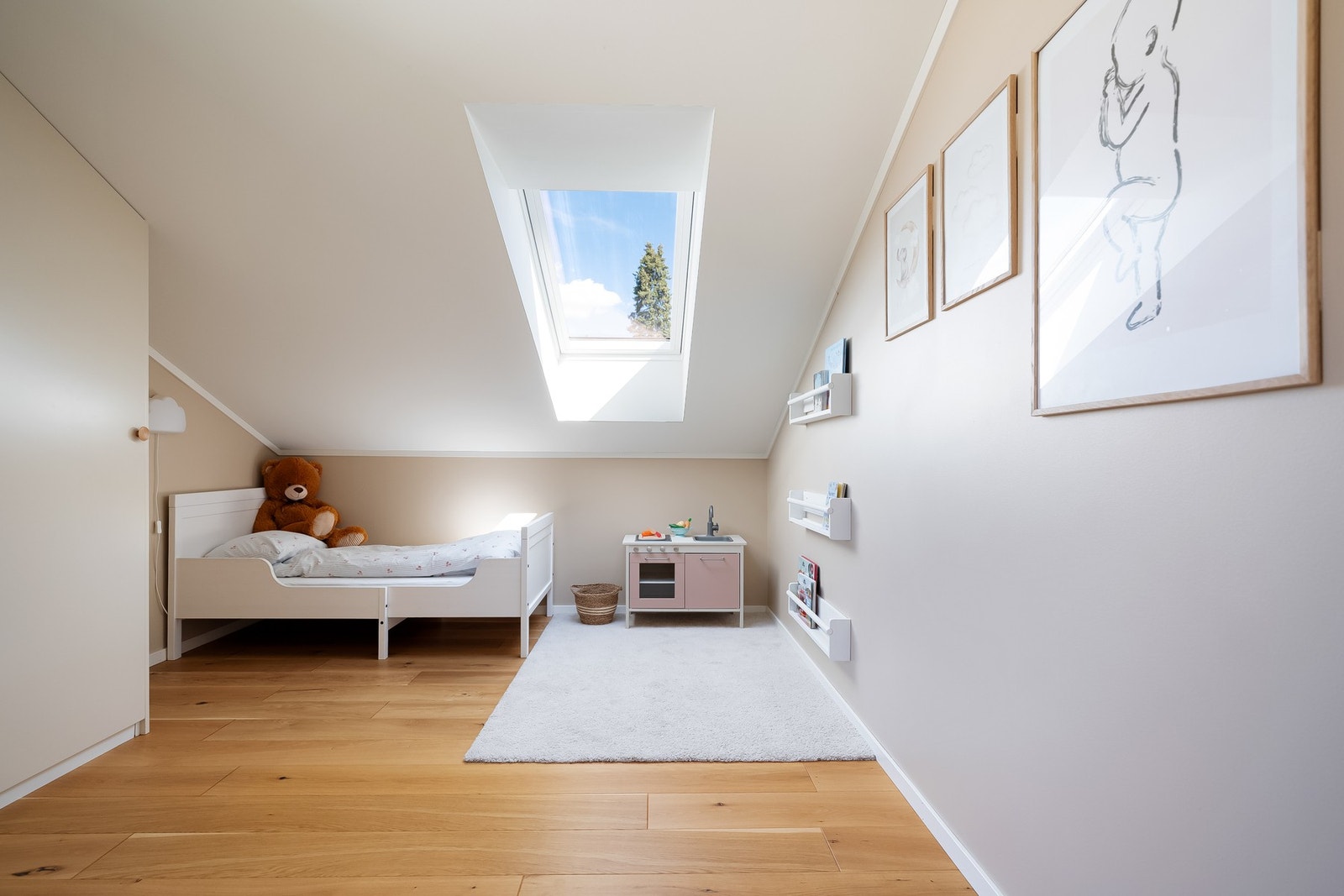 Det andre rommet har fin plass til seng og annet møblement. Galleribilde