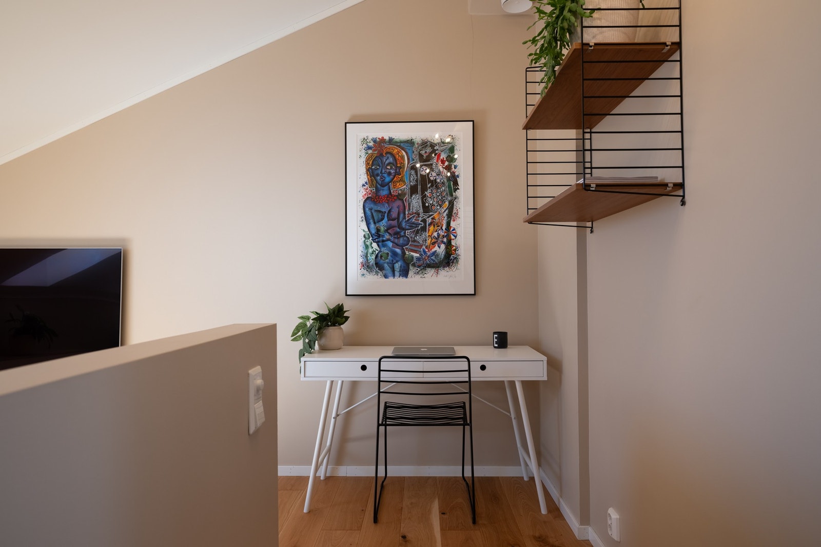 Har du hjemmekontor, er student eller har du skolebarn? Her er det fin plass til kontorpulten. Galleribilde