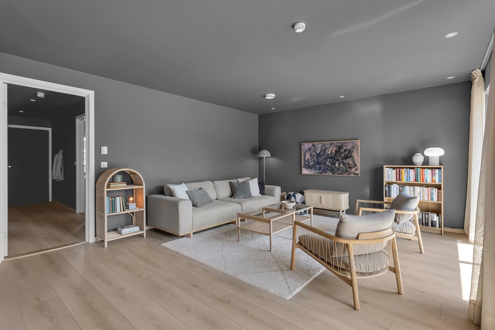 Moderne løsninger som spotter i taket, listefrie overganger, og et balansert ventilasjonsanlegg hever standarden på boligen. Galleribilde